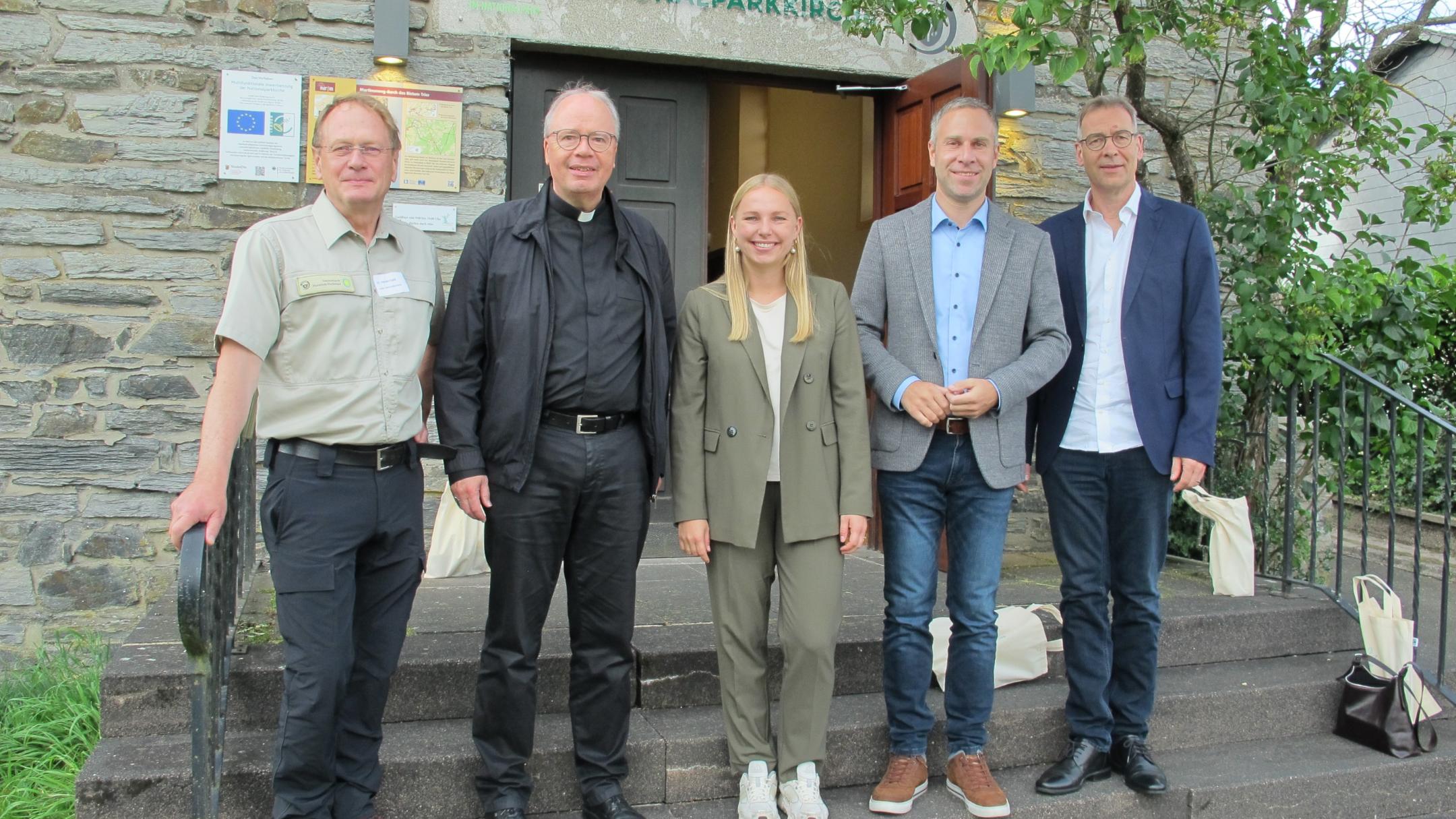 Harald Egidi, Bischof Ackermann, Kira Braun, Nico Steinbach und Superintendent Weber (von links) vor der Nationalparkkirche.