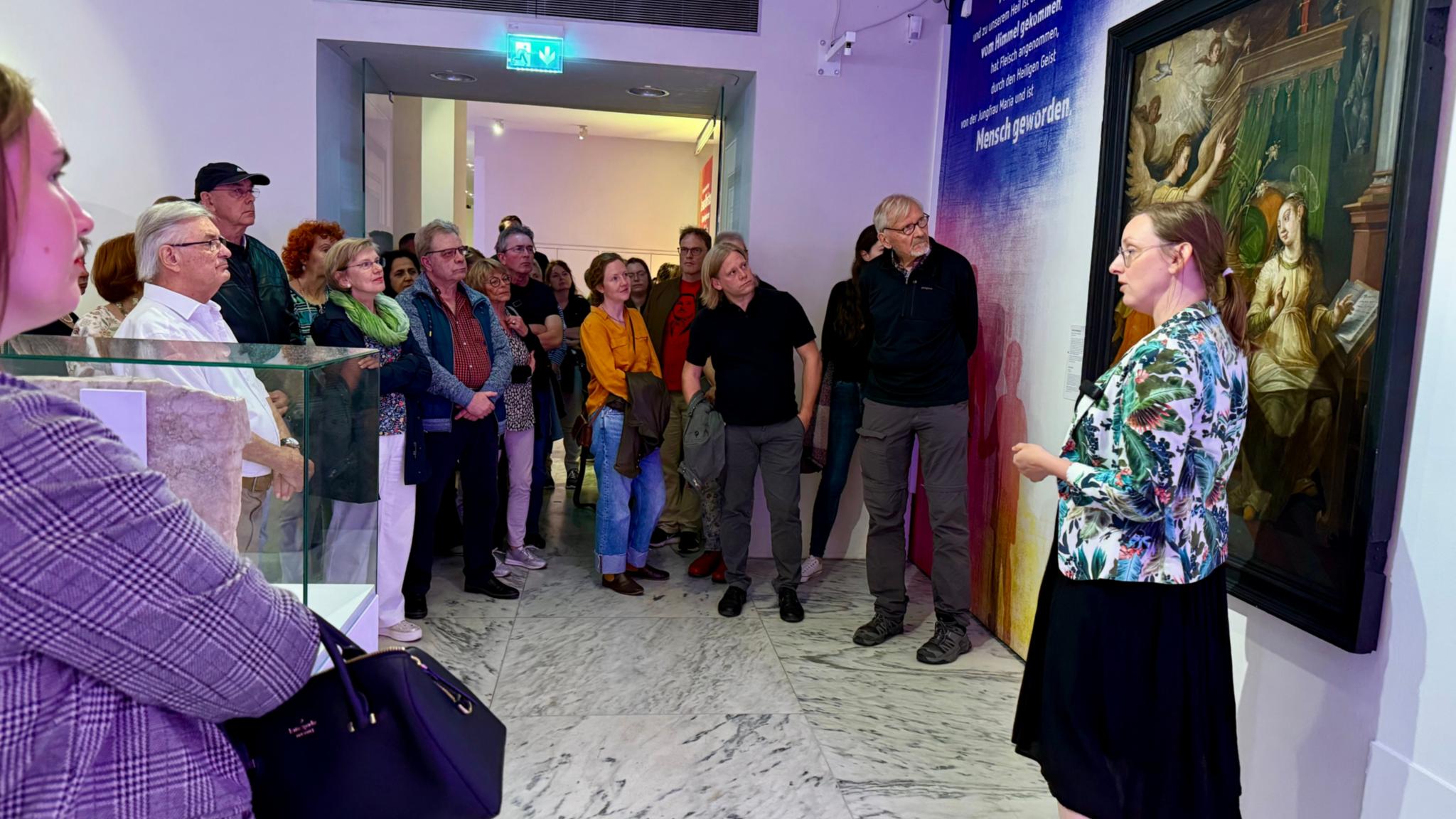 Kirstin Jakob führt im Dommuseum. Sie zeigt den Besuchern ein Bild mit der Gottesmutter Maria in ihrem Schlafgemach.