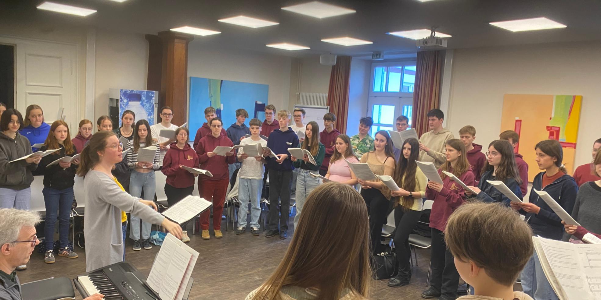 Junge Sängerinnen und Sänger proben unter Leitung von Juliane Kathary für das Musical.