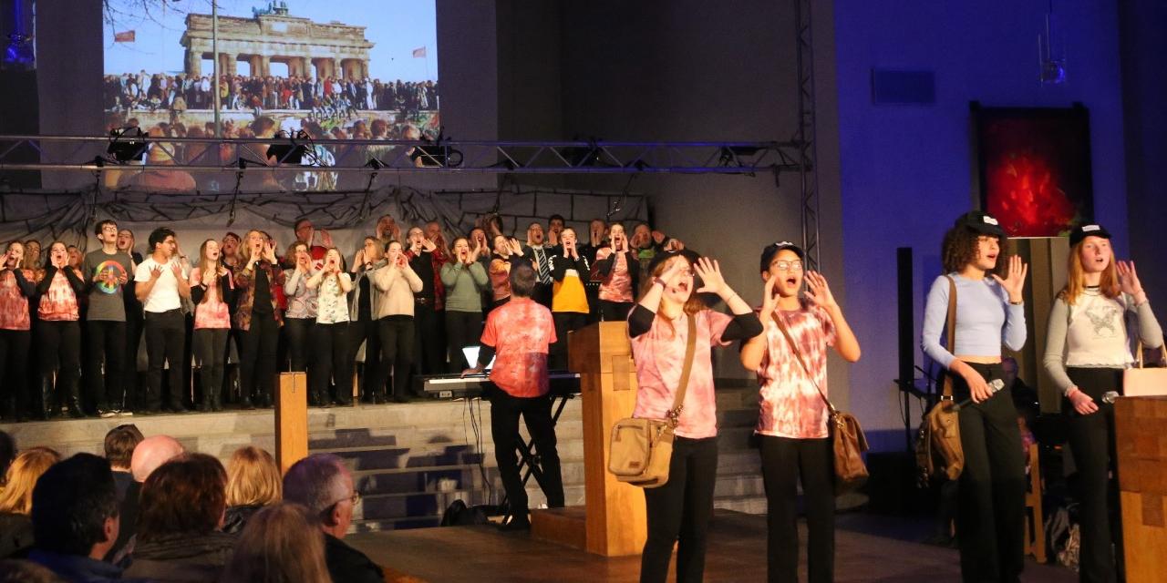 Szene aus dem Musical „Grenzen_los“ bei der Aufführung in der Pallottikirche in Vallendar