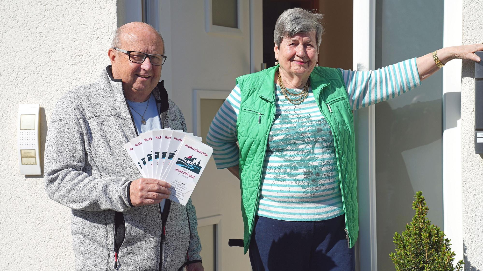Bruno Christmann mit Flyern der Nachbarschaftshilfe und Elfriede Heim-Idseldis in der offenen Haustür.