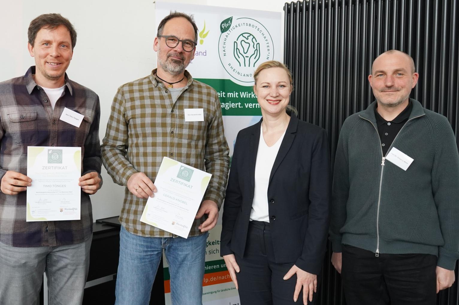 Die beiden Nachhaltigkeitsbotschafter Gerald Knöbel und Timo Tönges mit der rheinland-pfälzischen Arbeitsministerin Dörte Schall und Dr. Gregory Mohr, Referent der Landesvereinigung für ländliche Erwachsenenbildung in Rheinland-Pfalz.