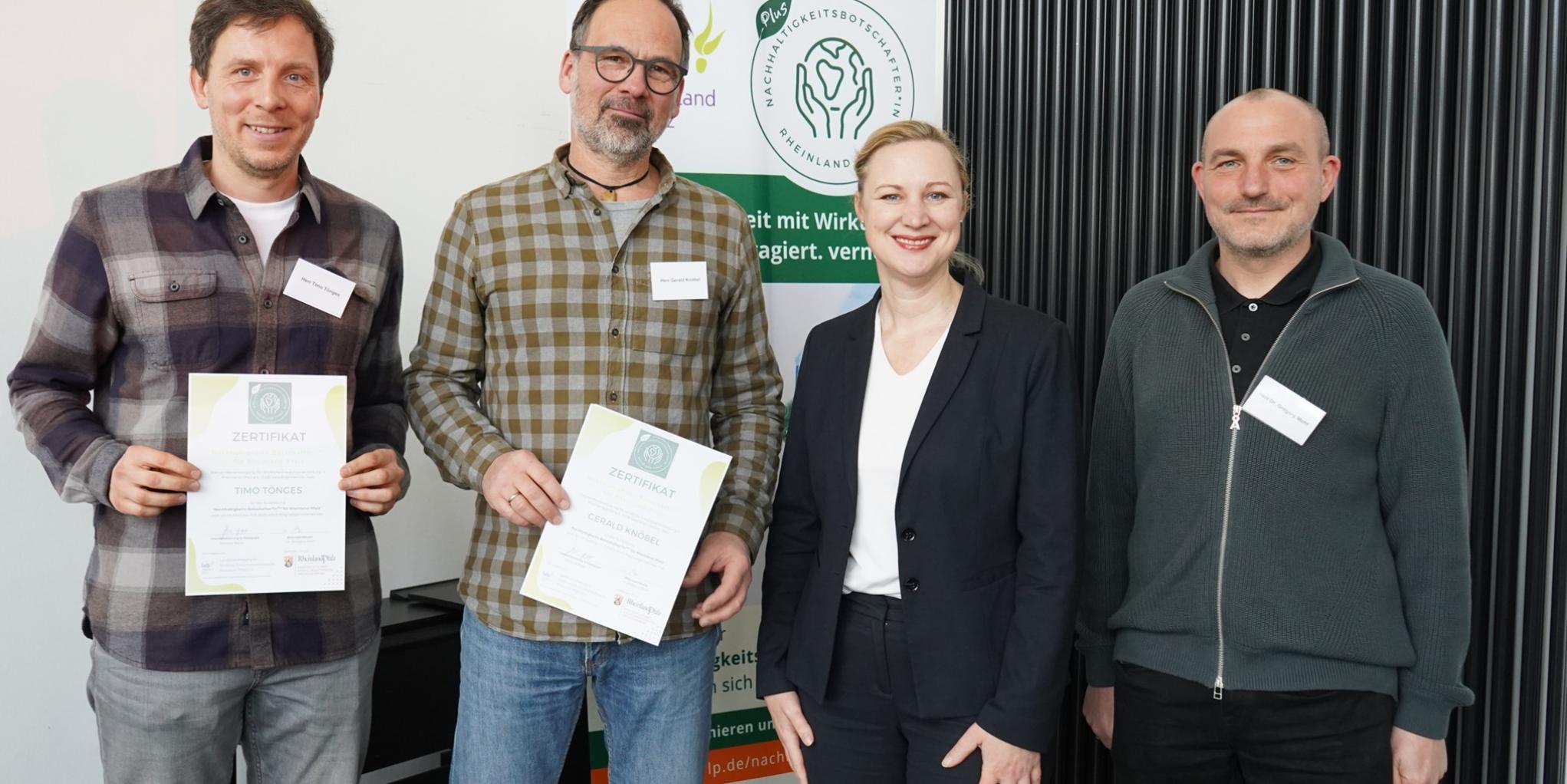 Die beiden Nachhaltigkeitsbotschafter Gerald Knöbel und Timo Tönges mit der rheinland-pfälzischen Arbeitsministerin Dörte Schall und Dr. Gregory Mohr, Referent der Landesvereinigung für ländliche Erwachsenenbildung in Rheinland-Pfalz.