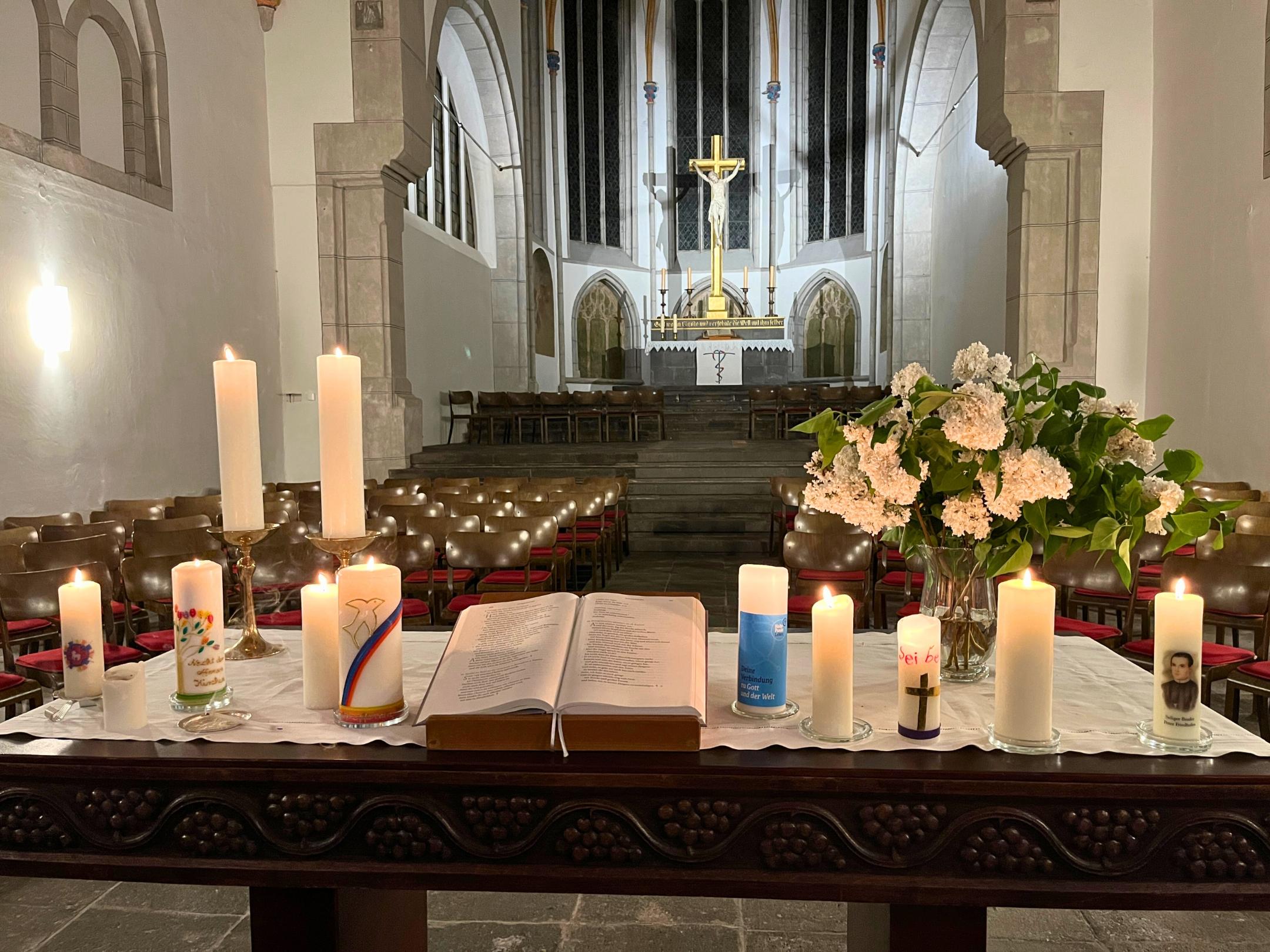 Traditionell wird die Nacht der offenen Kirchen in Koblenz mit dem gemeinsamen Gebet für die Stadt beendet, bei dem alle beteiligten Gemeinden eine Kerze auf den Altar stellen.