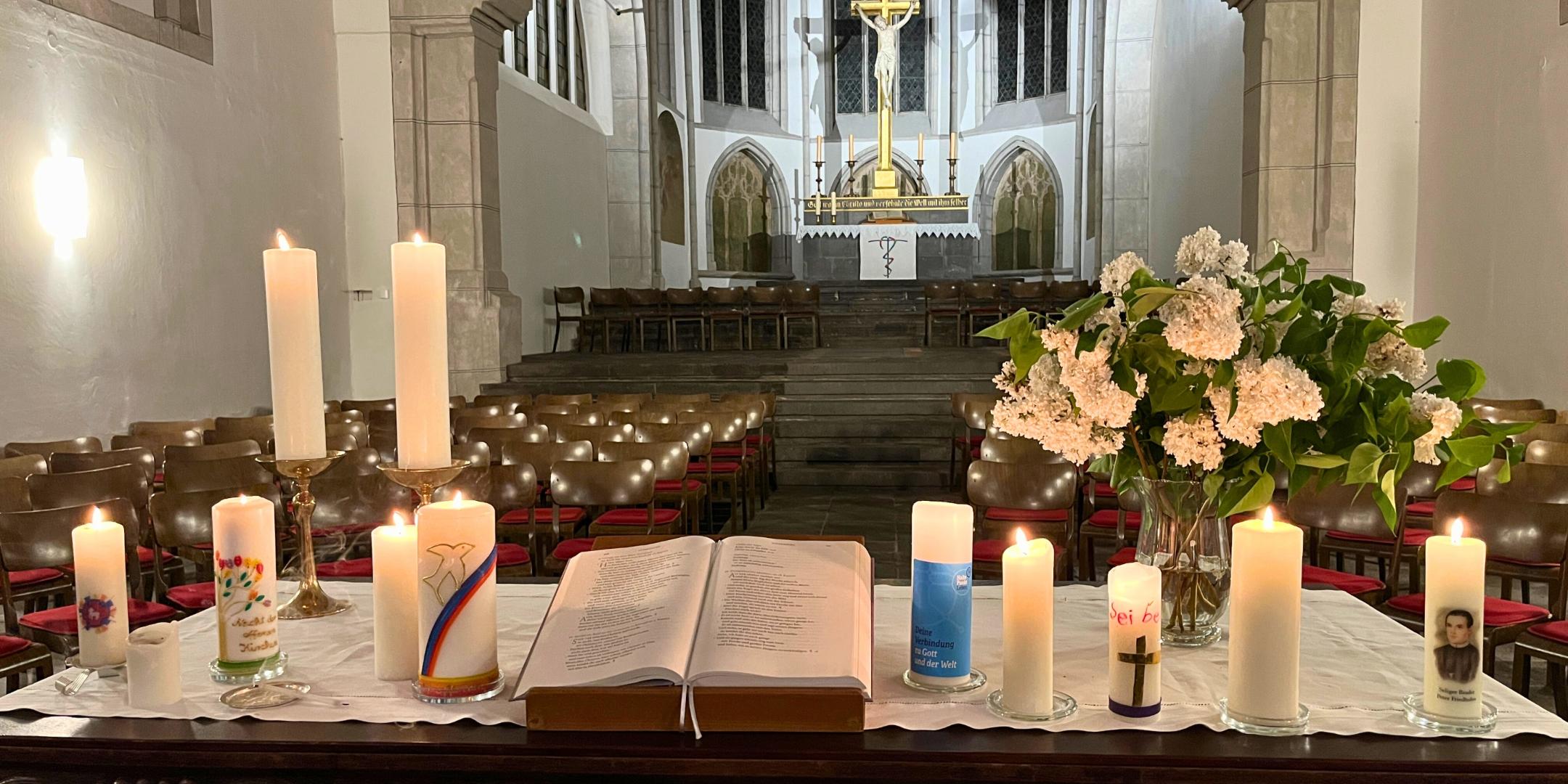 Traditionell wird die Nacht der offenen Kirchen in Koblenz mit dem gemeinsamen Gebet für die Stadt beendet, bei dem alle beteiligten Gemeinden eine Kerze auf den Altar stellen.