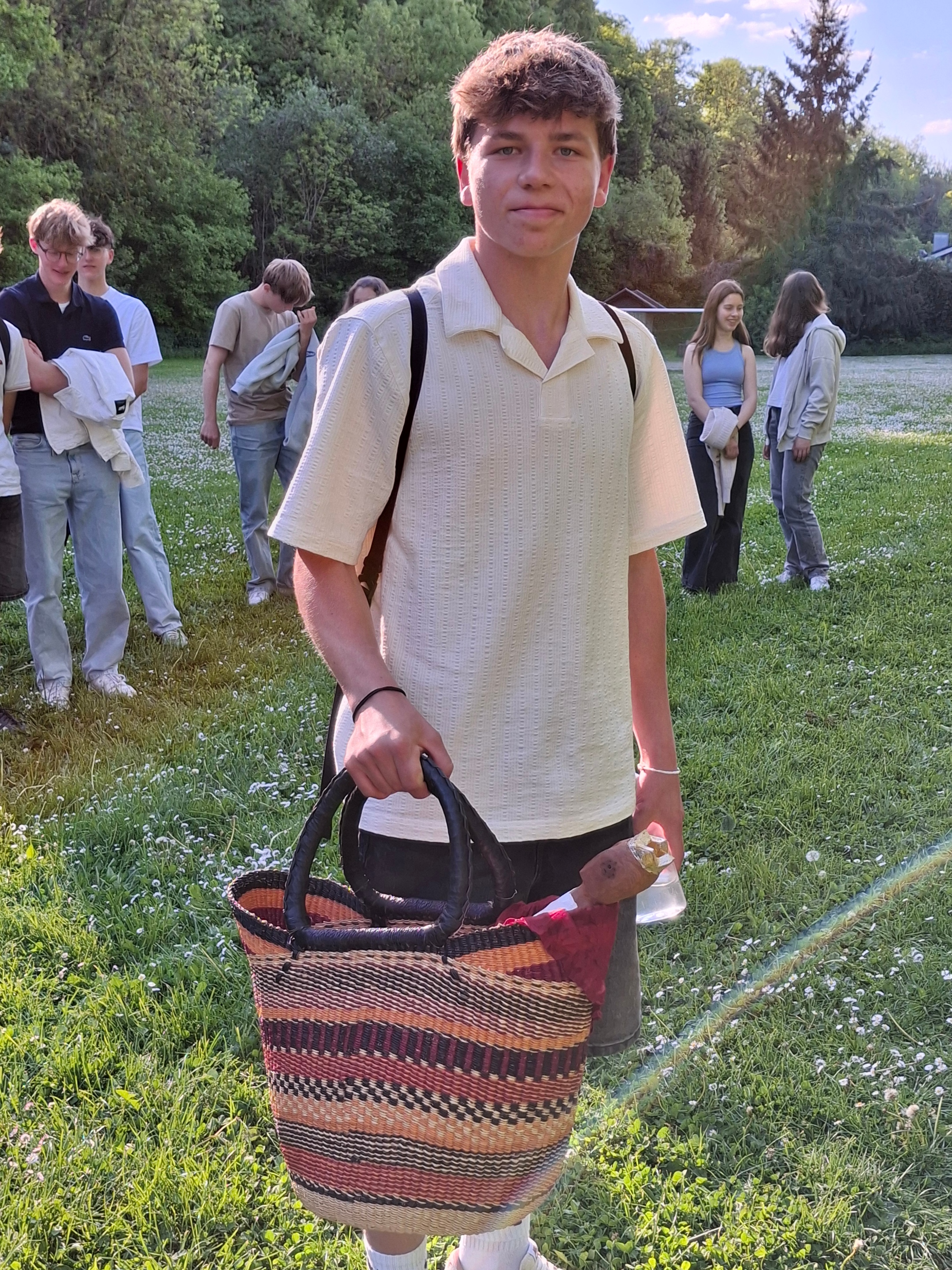 Ein Schüler trägt die Königsfigur ein Stück des Weges.