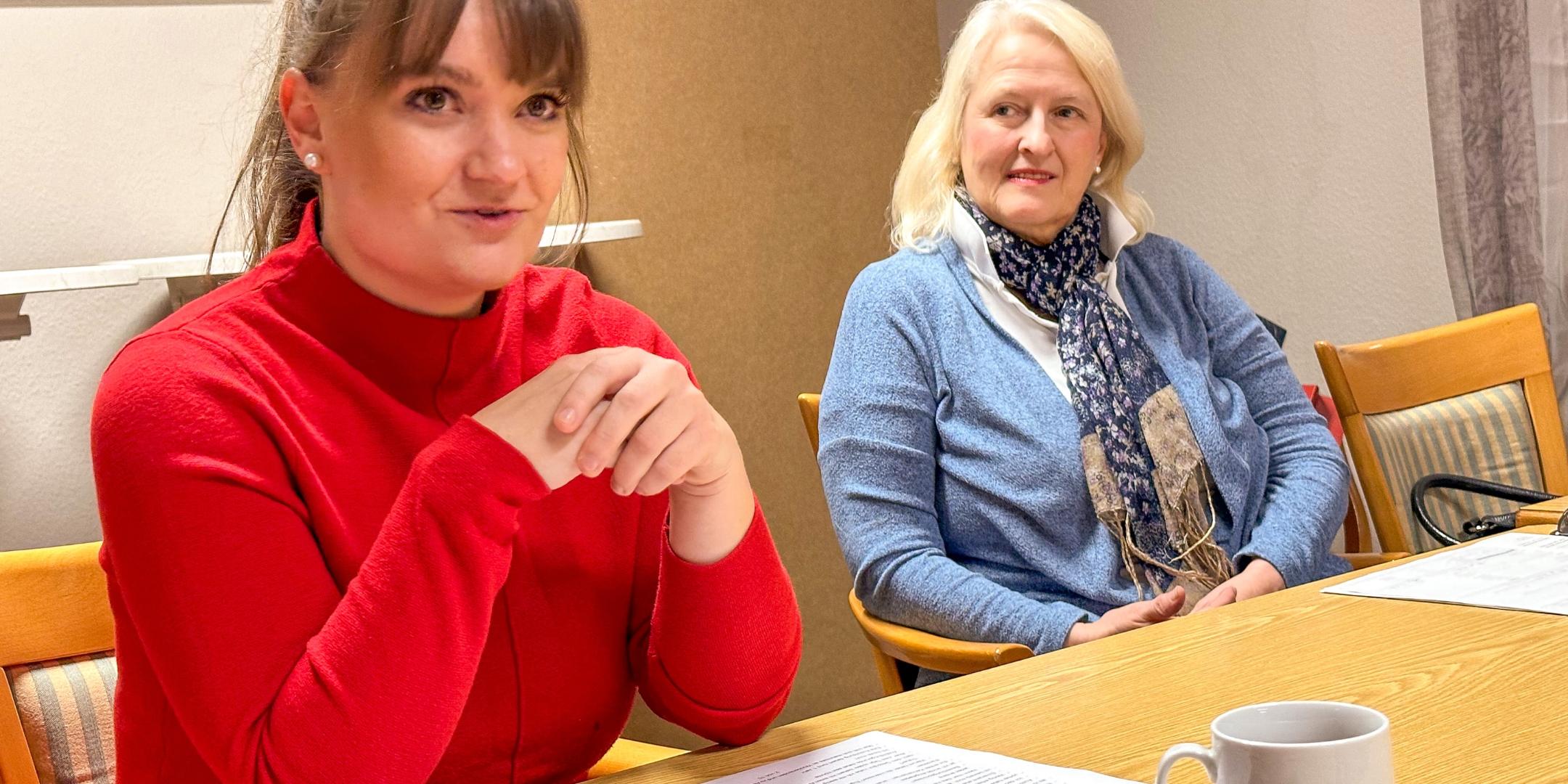 Dem Leben verbunden berichtet Nadine Kreuser (links neben KEB-Leiterin Katharina Zey-Wortmann) von ihrer Tätigkeit im Hospizverein.
