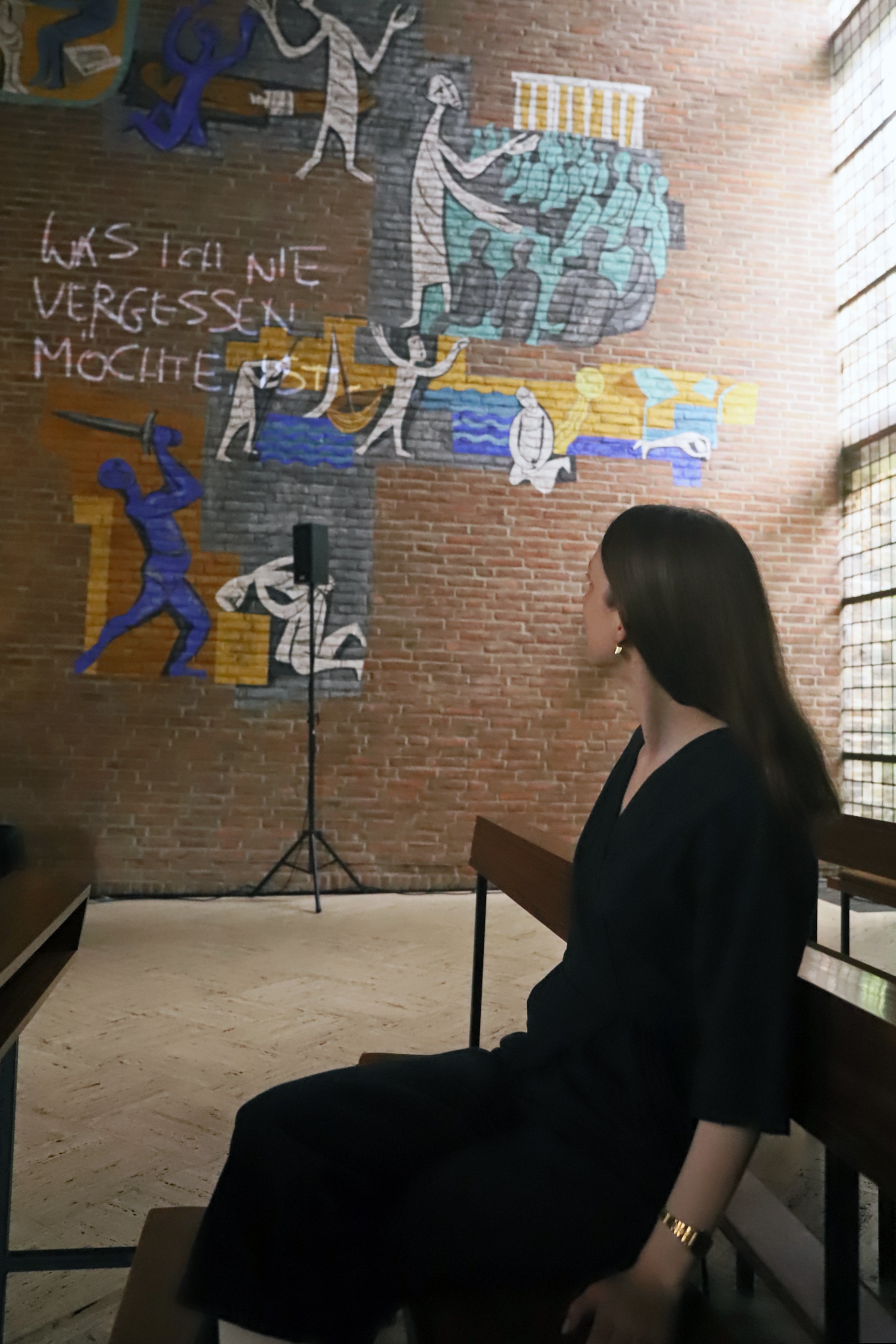 Nathalie Brum hat die Erinnerungs-Aufnahmen des Telefons handschriftlich notiert und daraus ihre Wand-Visuals erstellt.