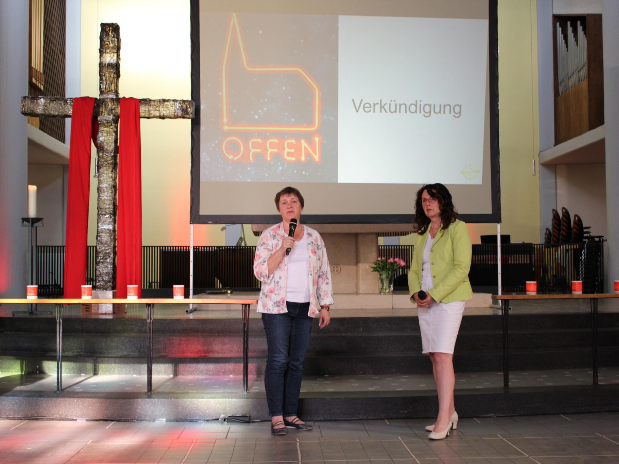Ökumenereferentin Anna Werle interviewt Marina Mokin (links)