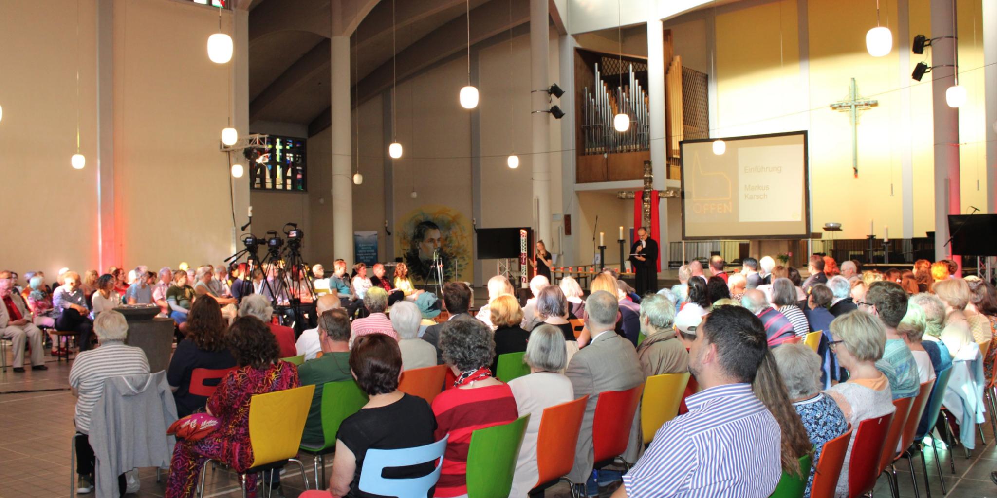 Eröffnungsgottesdienst in der Jugendkirche Elija in Saarbrücken.