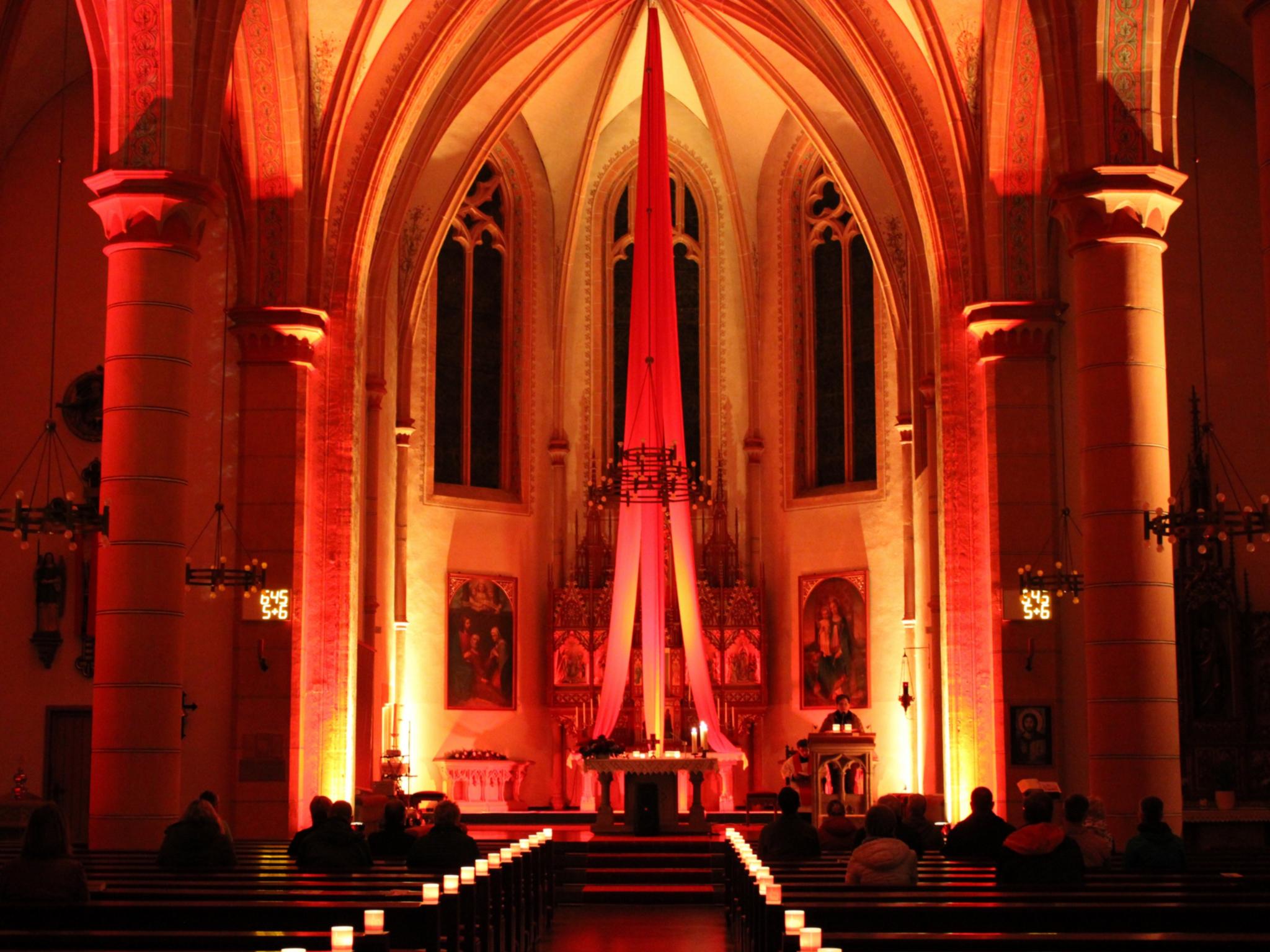 Lichtermeer in der Kirche Maria Himmelfahrt in Marpingen.