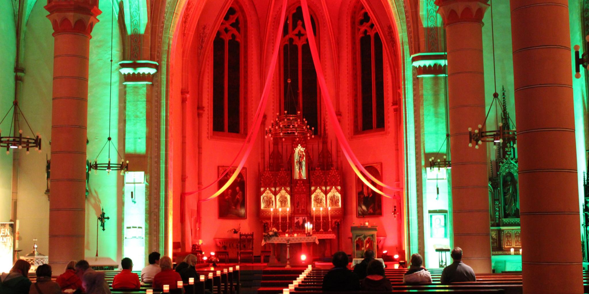 Die Kirche Maria Himmelfahrt in Marpingen war in buntes Licht getaucht.