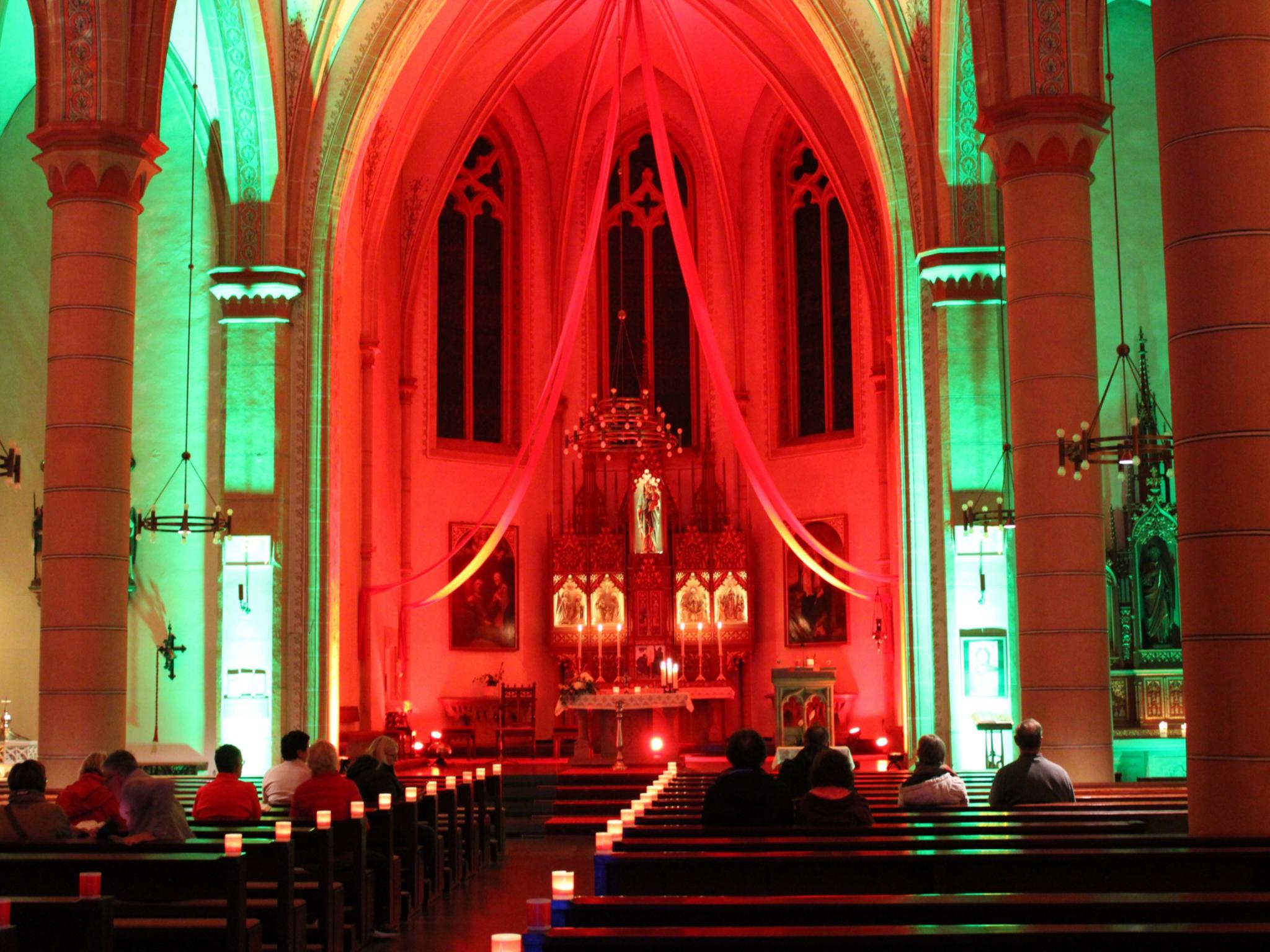 Die Kirche Maria Himmelfahrt in Marpingen war in buntes Licht getaucht.
