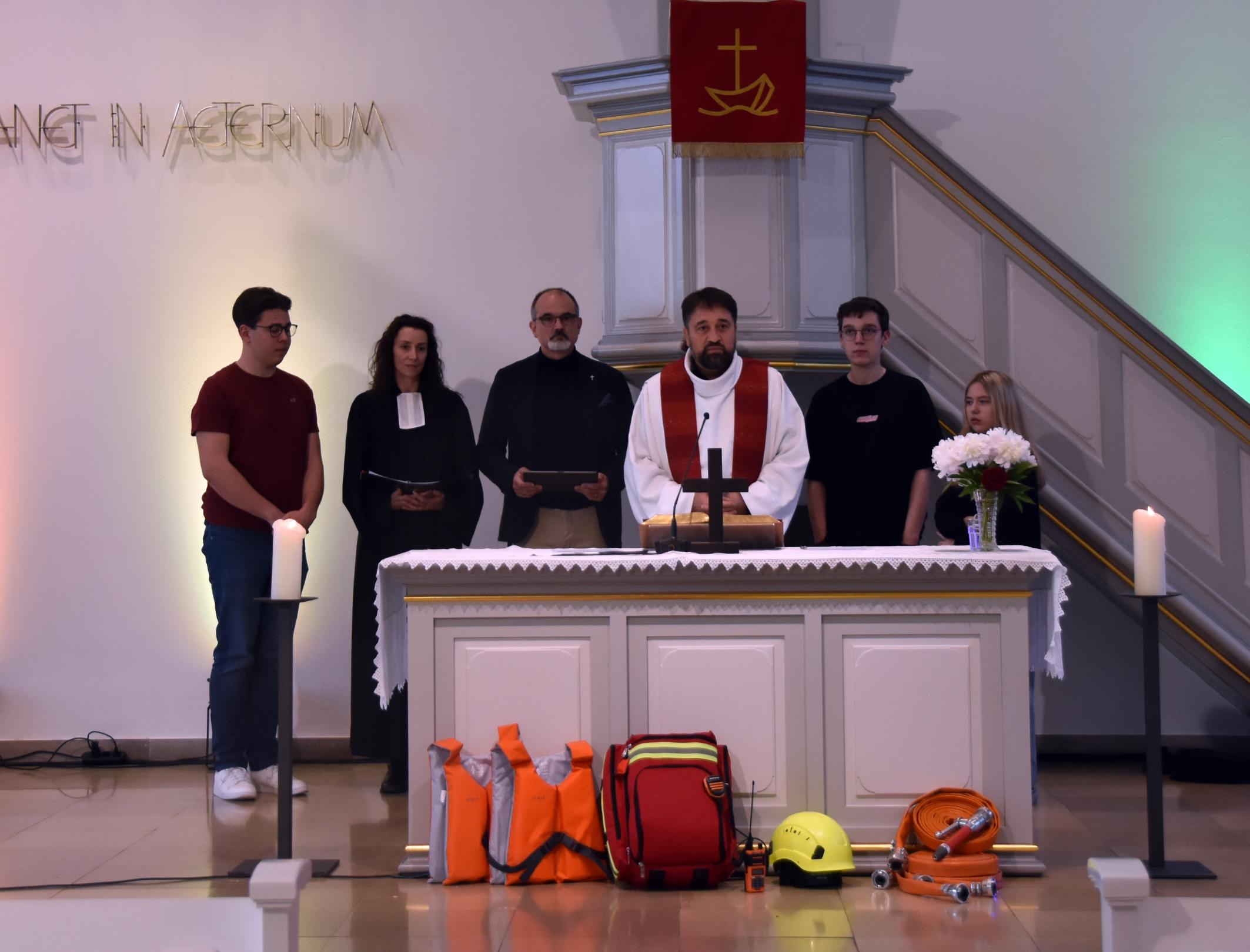 Gemeinsam mit Jugendlichen lasen Diakonin Annette Vollmer, Kaplan Michael Meyer und Superintendent Markus Karsch Fürbitten vor.