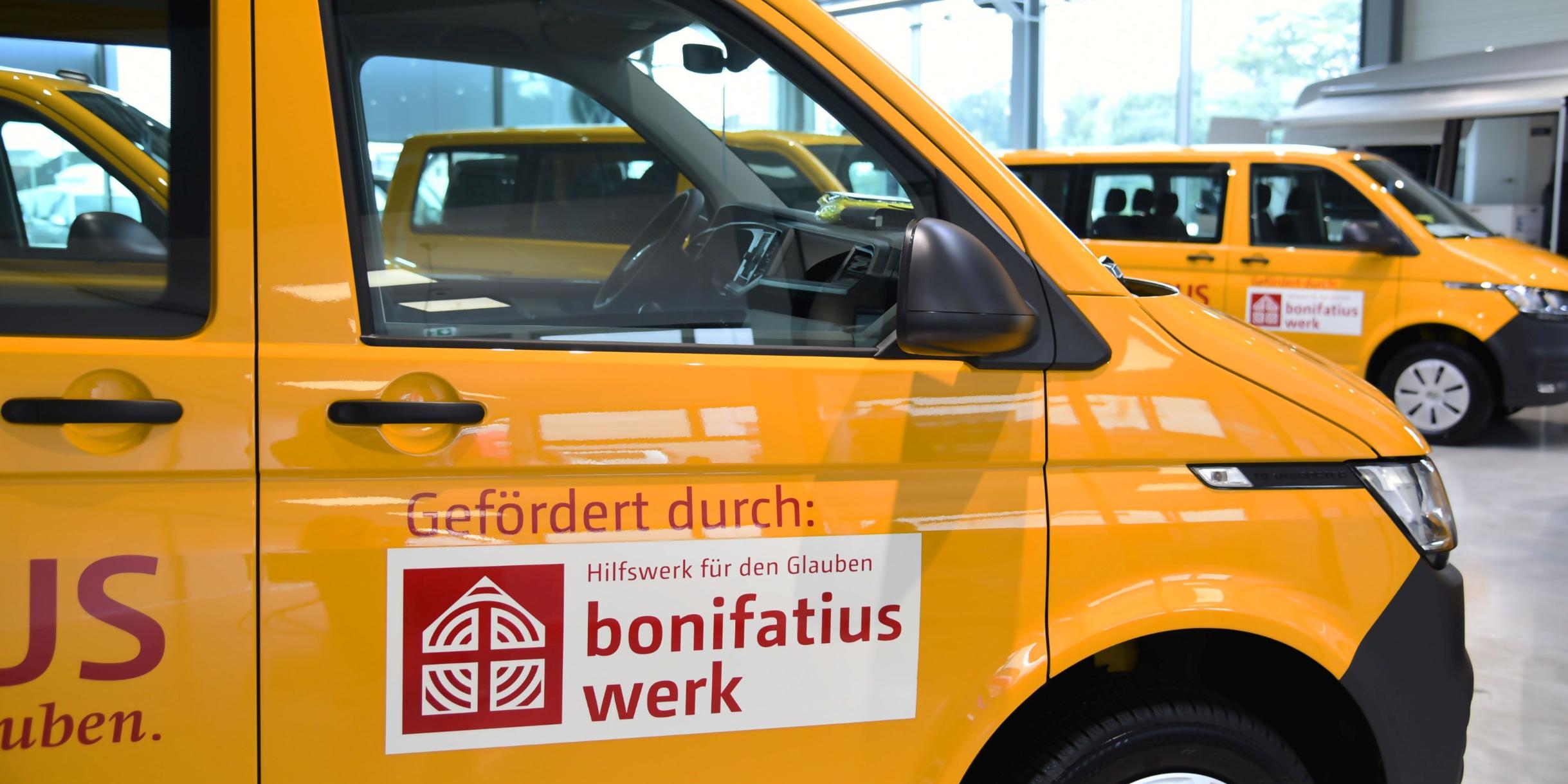 Markenzeichen der Diasporapfarreien sind die gelben BONI-Busse