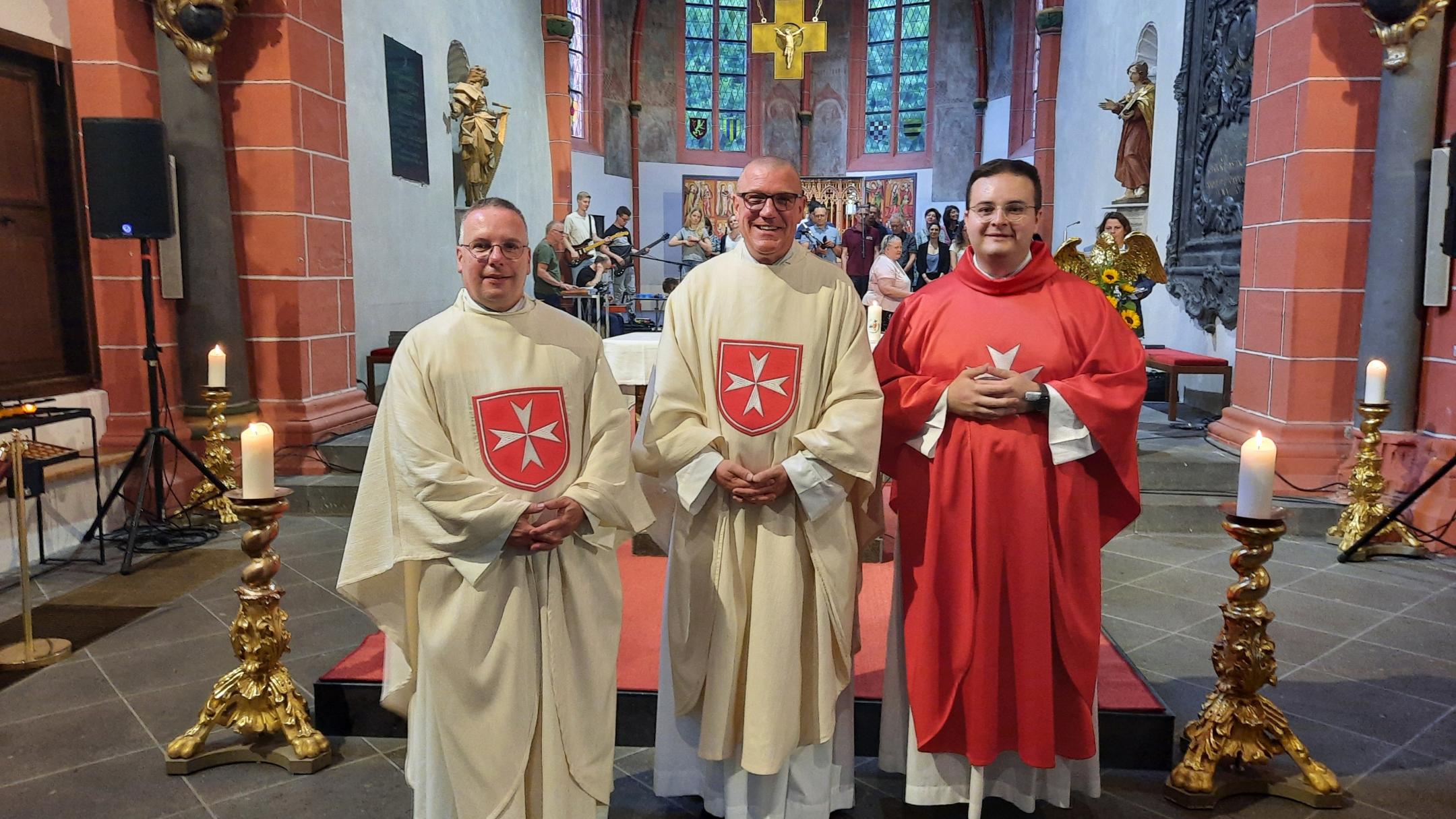 Auf dem Bild sieht man den neuen und den alten Diözesanseelsorger Hermann Zangerle und Matthias Struth zusammen mit Adrian Sasmaz, dem ebenfalls neuen Diözesanjugendseelsorger.