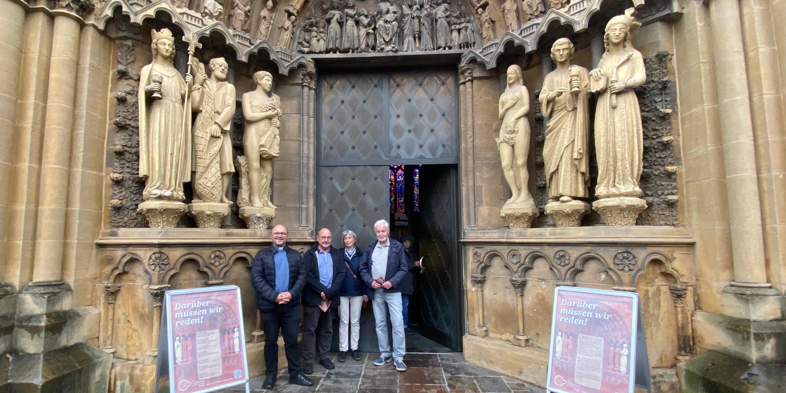 Pfarrer Dr. Markus Nicolay, Michael Berens, Judith Boswell und Heinz Valerius (vlnr.) vor dem Portal von Liebfrauen
