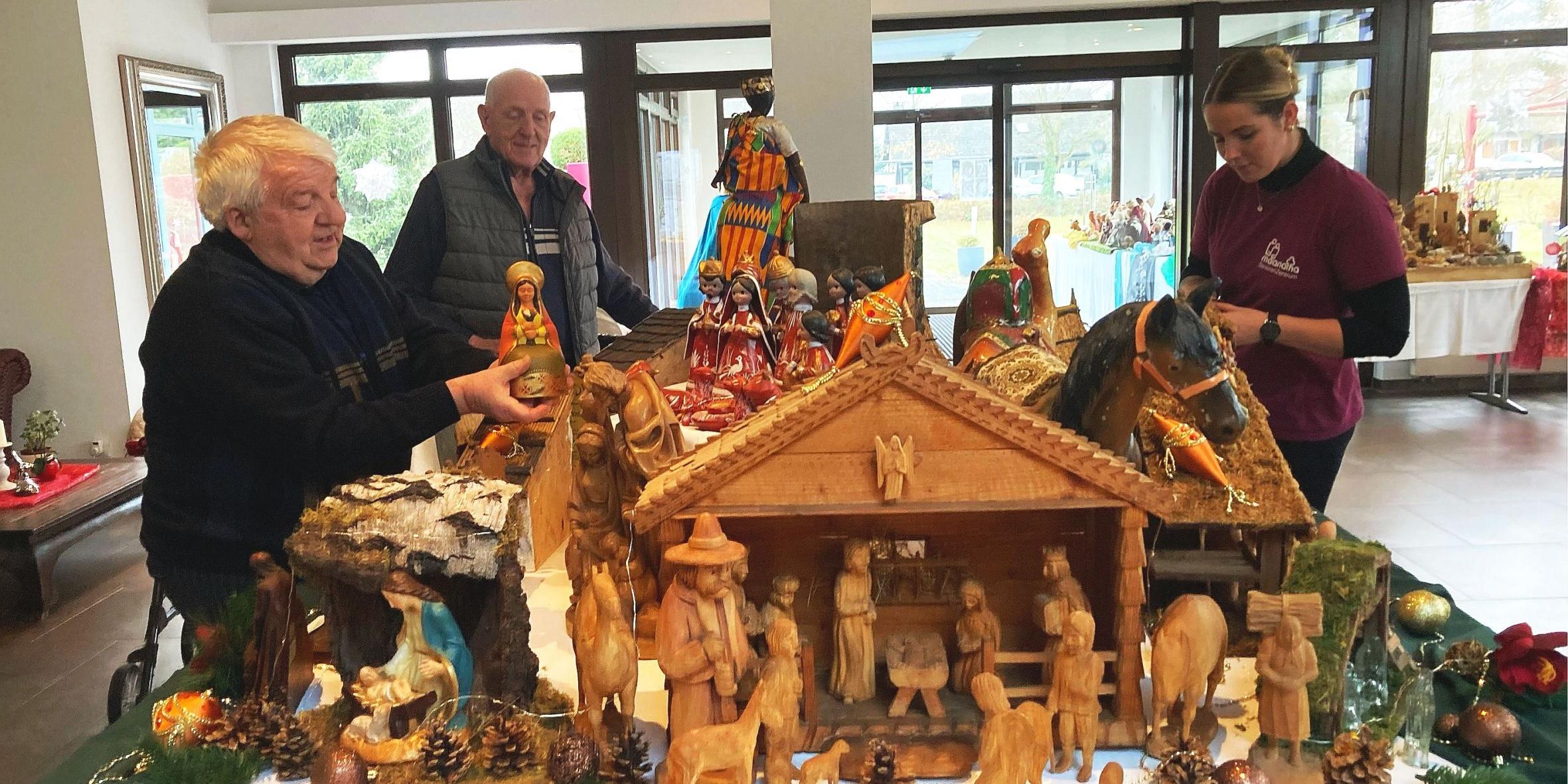 Der Aufbau der Ausstellung in Bad Bodendorf nahm mehrere Tage in Anspruch. Die Krippensammler Josef (links) und Franz-Rudolf Niethen (Mitte) waren dankbar für die tatkräftige Mithilfe von Maravilla-Mitarbeiterin Janine Kriechel.