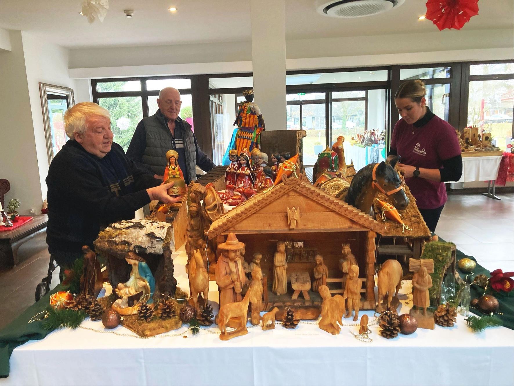 Der Aufbau der Ausstellung in Bad Bodendorf nahm mehrere Tage in Anspruch. Die Krippensammler Josef (links) und Franz-Rudolf Niethen (Mitte) waren dankbar für die tatkräftige Mithilfe von Maravilla-Mitarbeiterin Janine Kriechel.