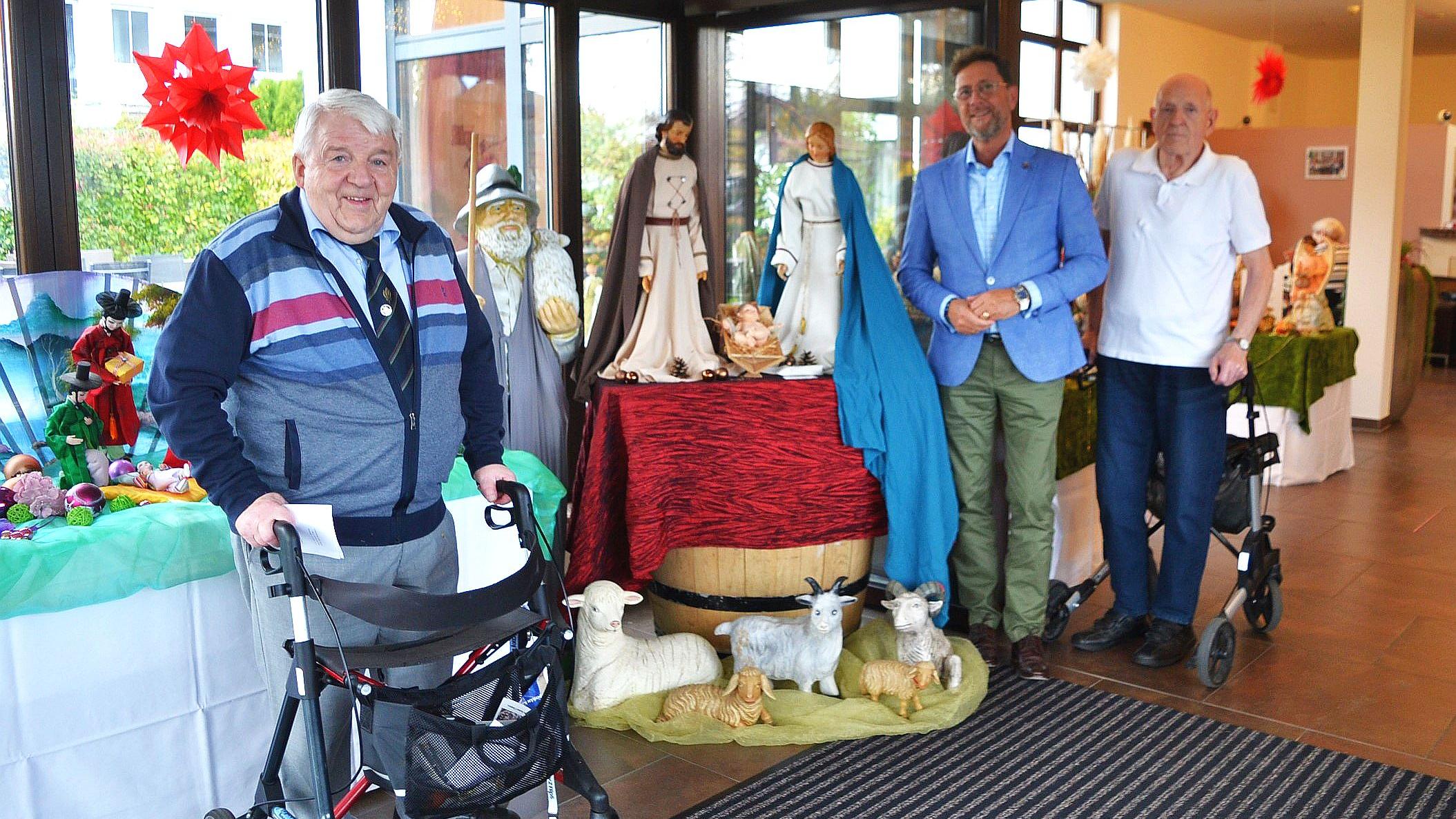 Josef (links) und Rudolf (rechts) Niethen in der Krippen-Ausstellung mit Detlef Odenkirchen, Bezirksvorsitzender der Mittelstands- und Wirtschaftsunion.