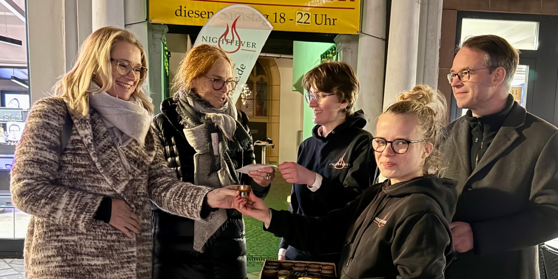 Judith Lukacs und Hildegard Steimer lassen sich von Francesca Mehles, Johanna Klusch und Andreas Süß (von links) vor der Trierer Marktkirche St. Gangolf zur Begegnung mit Gott einladen.