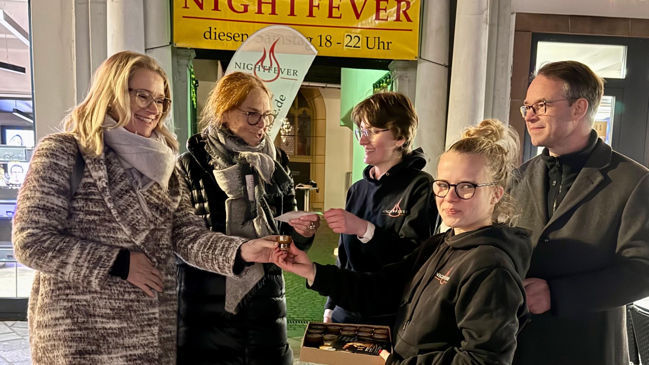 Judith Lukacs und Hildegard Steimer lassen sich von Francesca Mehles, Johanna Klusch und Andreas Süß (von links) vor der Trierer Marktkirche St. Gangolf zur Begegnung mit Gott einladen.