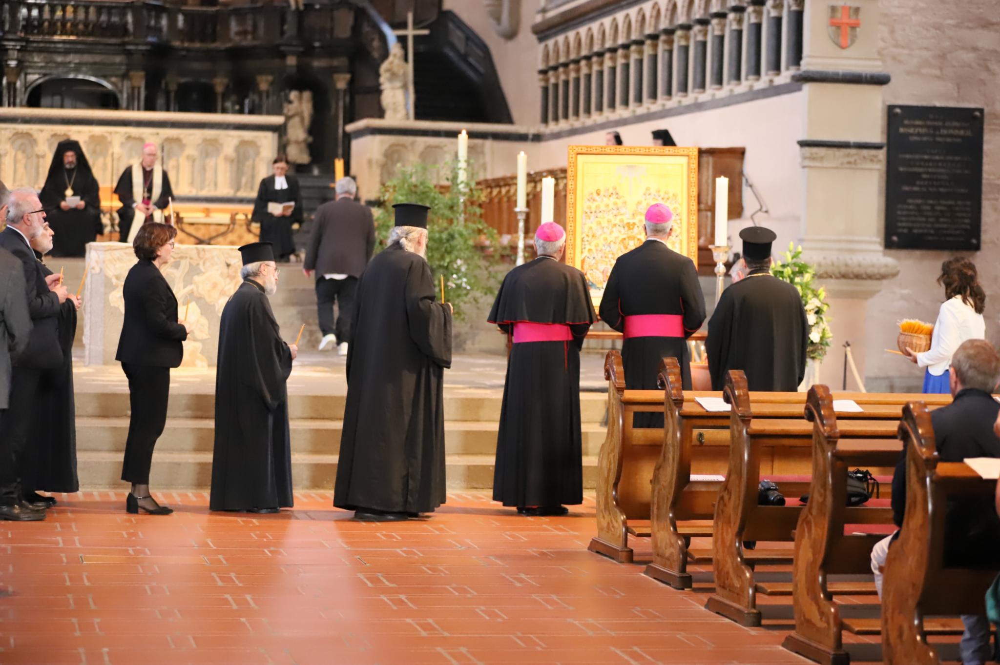 Die Gottesdienstgemeinde bei der Verehrung der Ikone