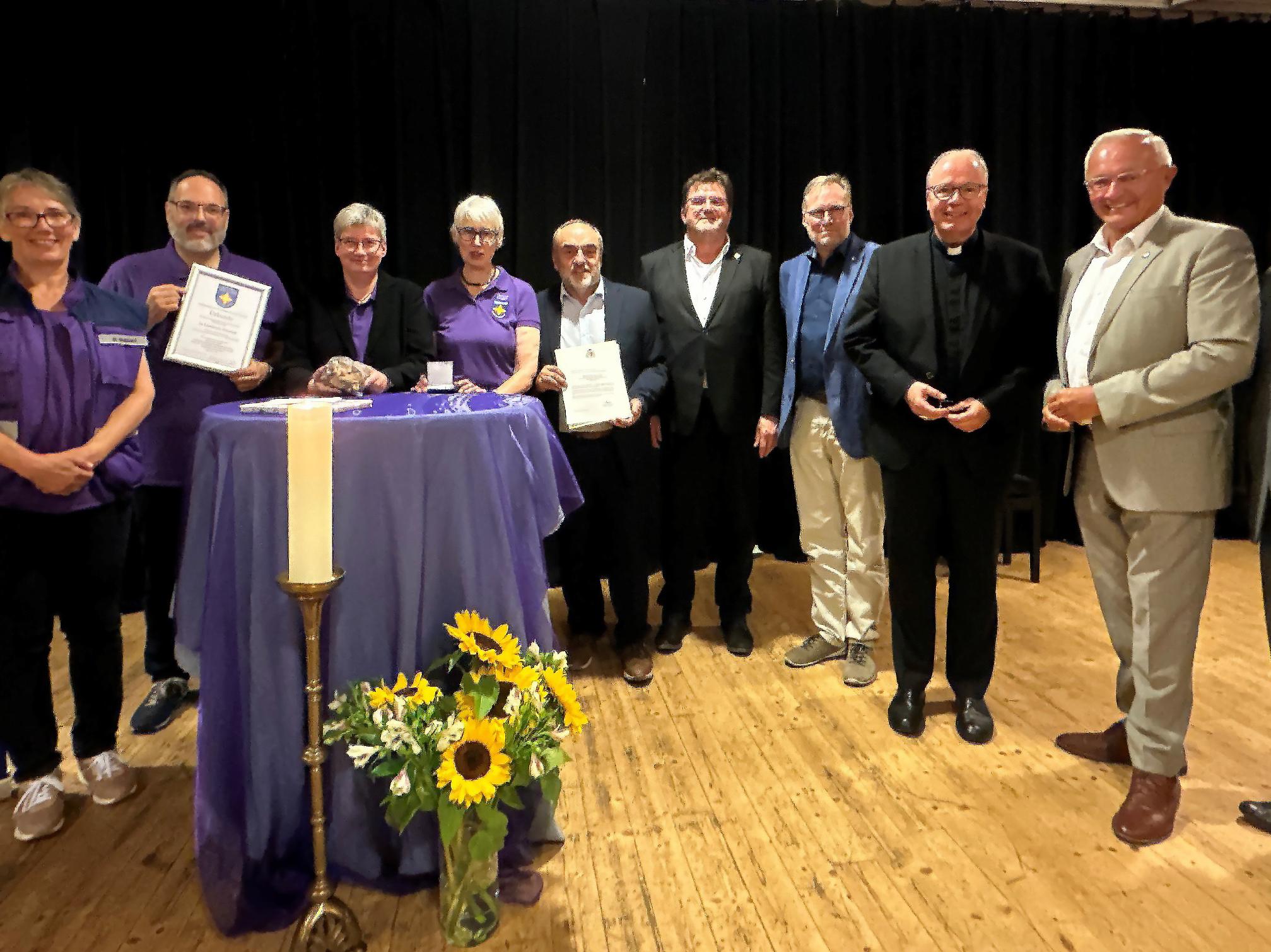 Mit Bischof Dr. Stephan Ackermann, Landrat Achim Hallerbach, Dekan Peter Dörrenbächer und weiteren Ehrengästen feierte die Notfallseelsorge im Landkreis Neuwied auf dem Deichwiesenhof Bonefeld ihr 25-jähriges Bestehen.