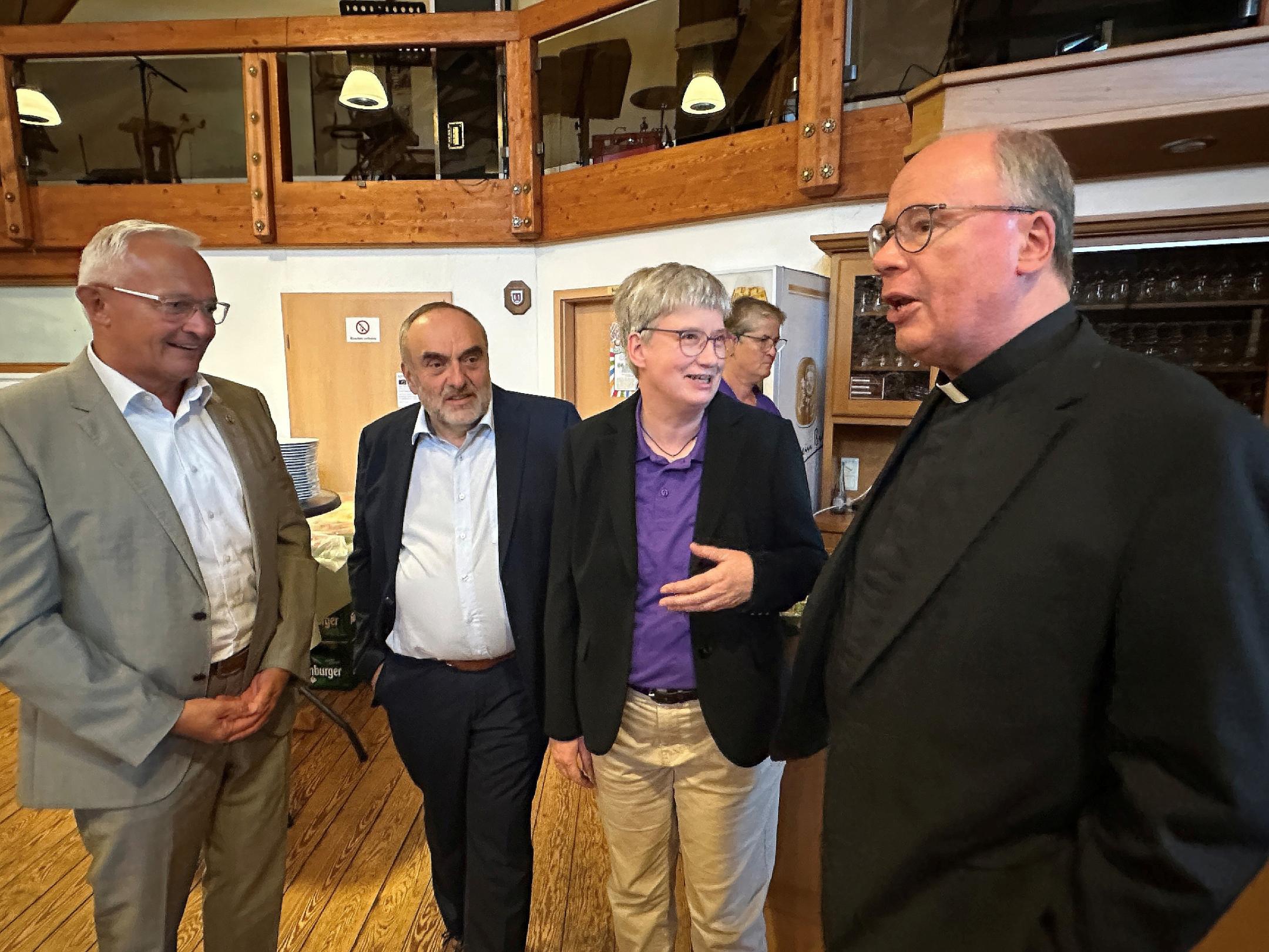 Landrat Achim Hallerbach, Ehrenamtskoordinator Hermann-Josef Schneider und Koordinatorin Regina Schmitz mit Bischof Dr. Stephan Ackermann.