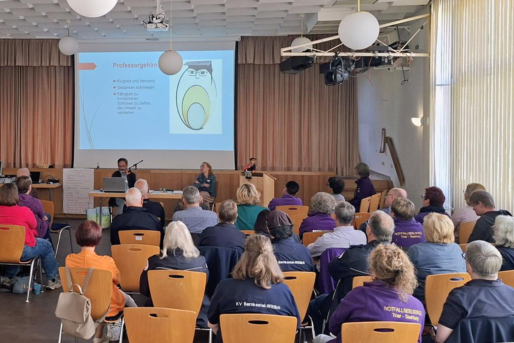 Viele Leute sitzen dort und schauen sich die Präsentation an