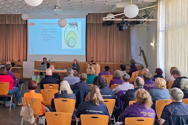 Viele Leute sitzen dort und schauen sich die Präsentation an