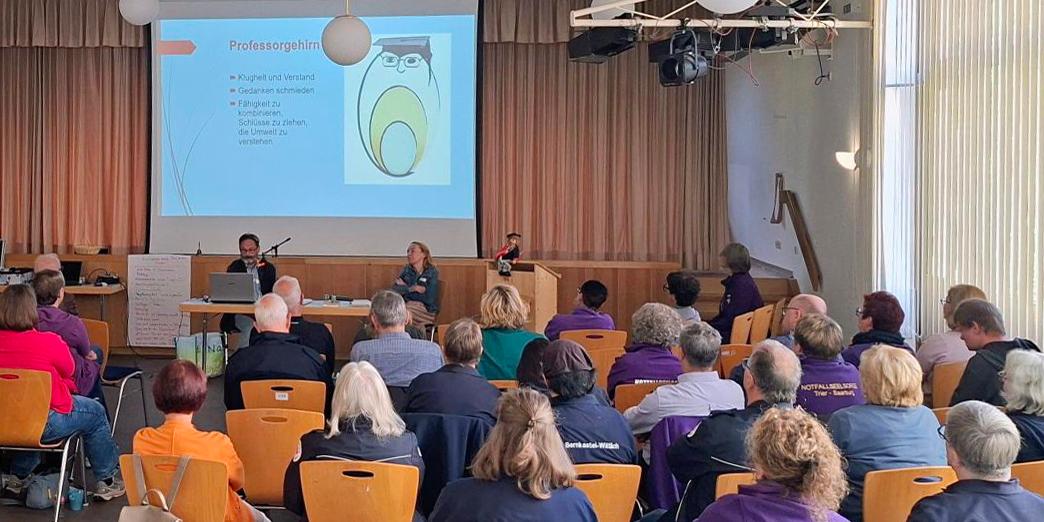 Viele Leute sitzen dort und schauen sich die Präsentation an