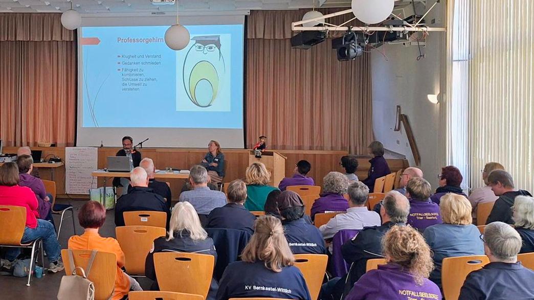 Viele Leute sitzen dort und schauen sich die Präsentation an