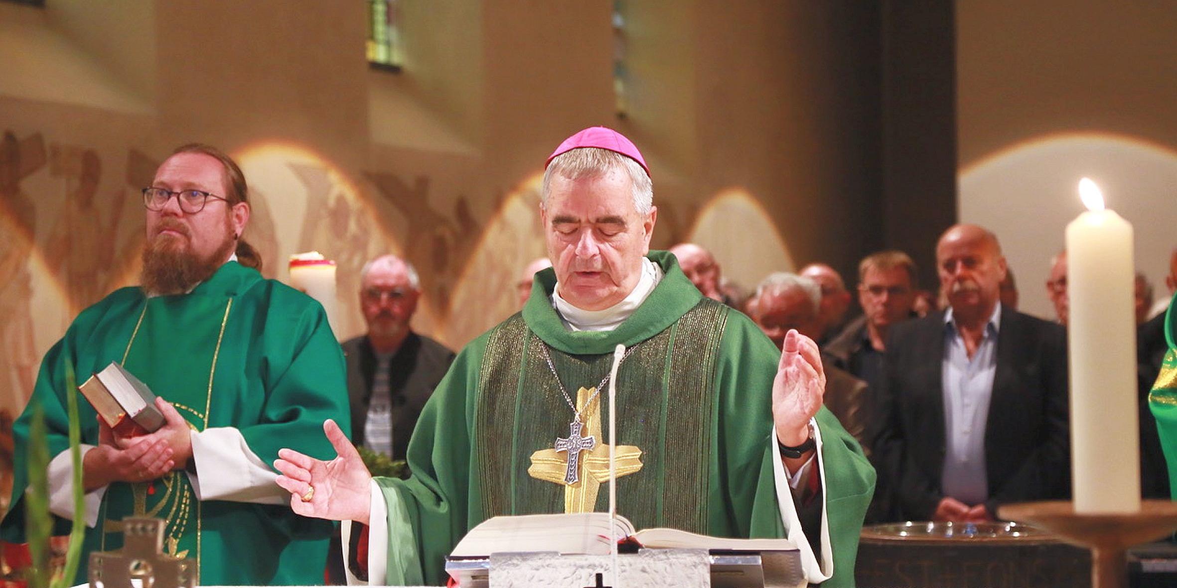 Nuntius Erzbischof Dr. Nikola Eterovic leitete die Abschlussmesse. Links Diakon Michael Przesang.