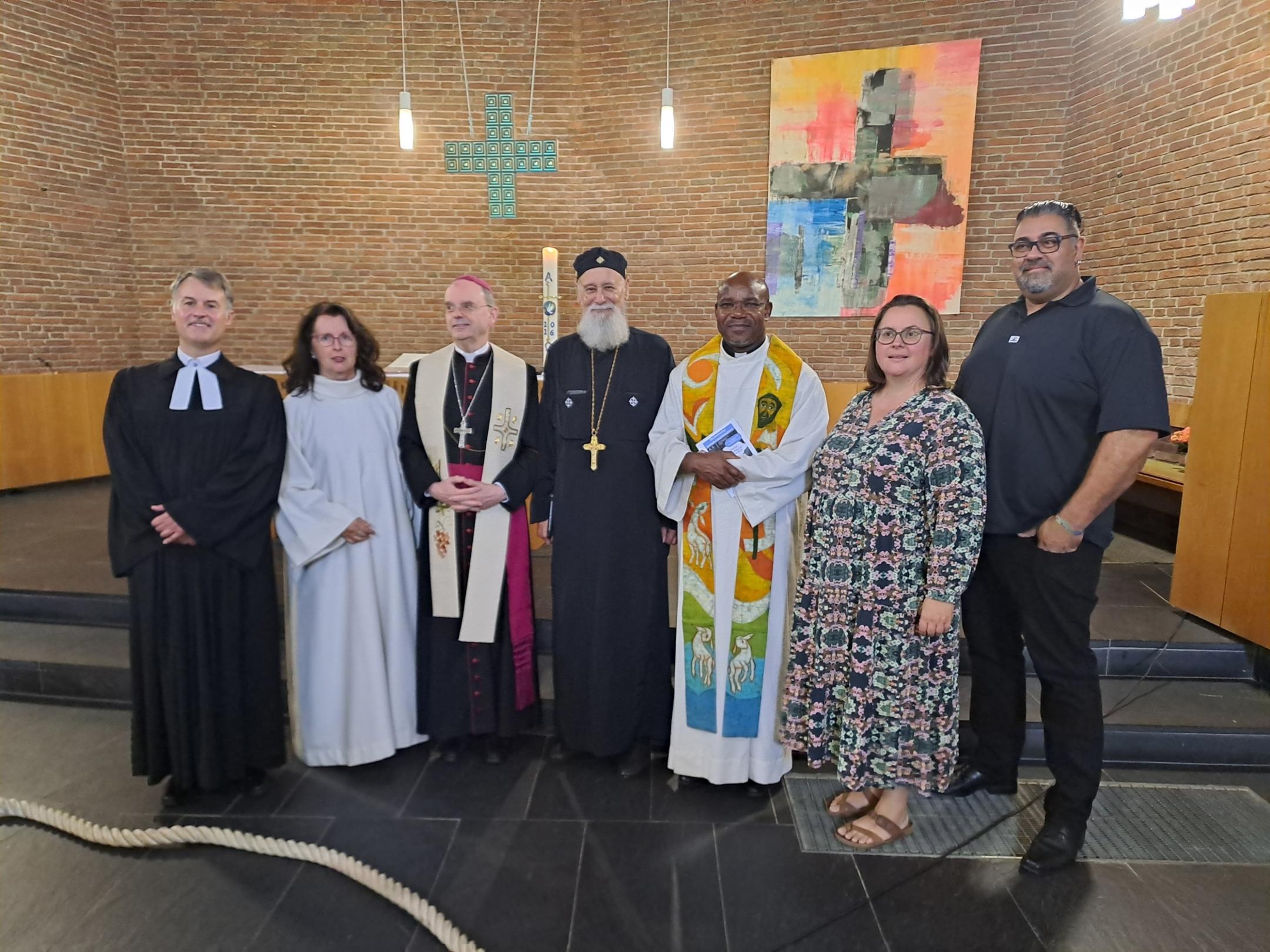 Superintendent Markus Risch vom evangelischen Kirchenkreis Simmern-Trarbach, Pastoralreferentin Anna Werle (Pastoraler Raum Simmern), der Trierer Weihbischof Robert Brahm, Vater Danyal Riad von der koptisch-orthodoxen Kirchengemeinde St. Nikolaus Kirchberg, Pater Dr. McDonald Kelechi (Kaycee) Nwandu vom Pastoralen Raum Simmern sowie Susan und Dave Sindhu von der Christuskirchengemeinde (v.li.n.re.)