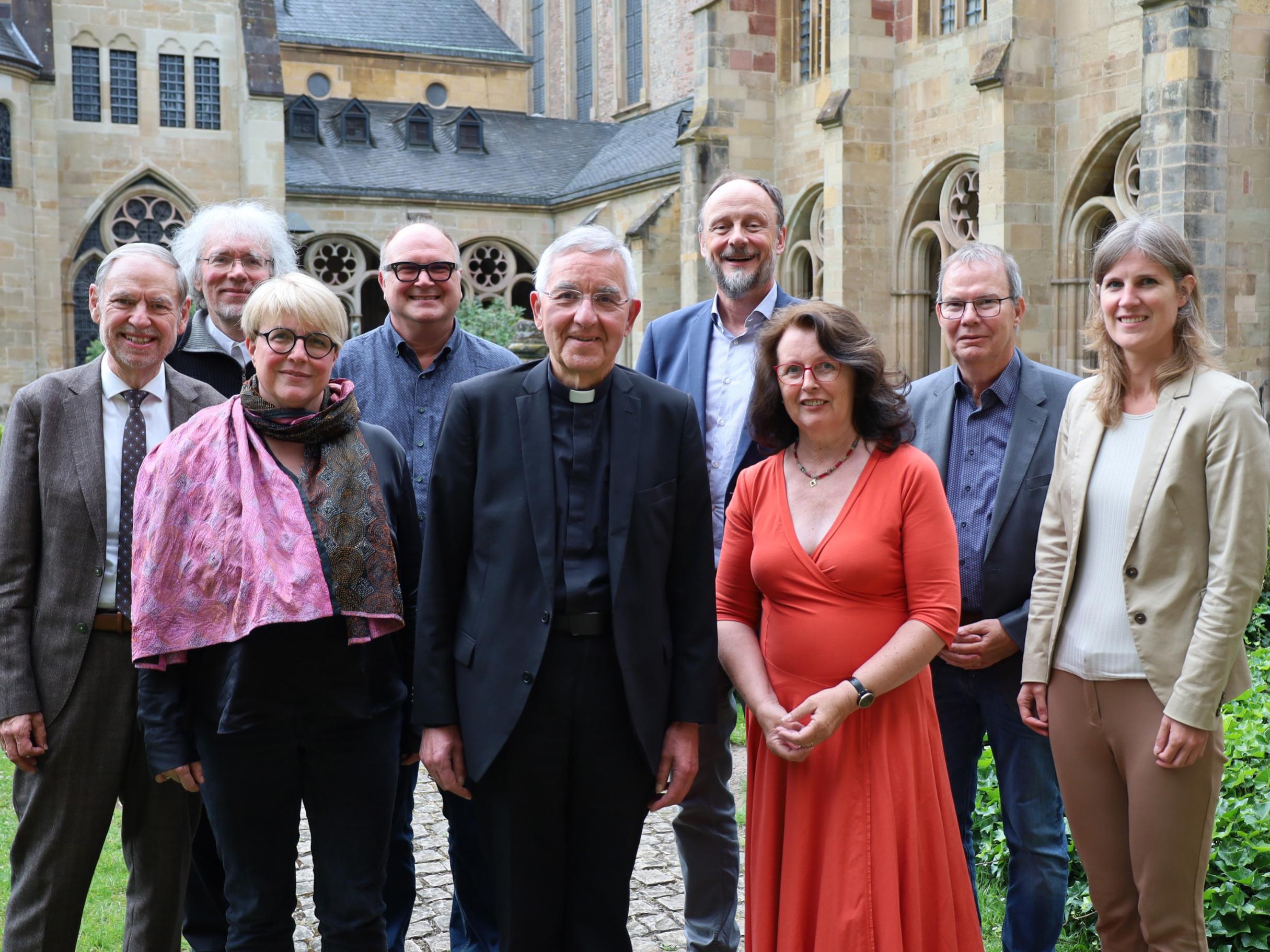 Im Bild v.l.n.r.: Prof. Walter Euler (Katholische Fakultät Trier), Pfr. Martin Birkenhauer, Pfr.in Margarethe Hopf (Evangelische Kirche der Pfalz, Vertreterin der ACK Region Südwest), Pastoralreferent Matthias Olzem, Weihbischof em. Franz-Josef Gebert (Vorsitzender), Landeskirchenrat Markus Schaefer (Vertreter der EKiR), Anna Werle (Ökumenereferentin), Matthias Neff (Geschäftsführer), Dr. Verena Hammes (Geschäftsführerin ACK Deutschland). Nicht im Bild: Pastoralreferentin Dr. Judith Behr, Prof. Annemarie C. Mayer (Katholische Fakultät Trier)