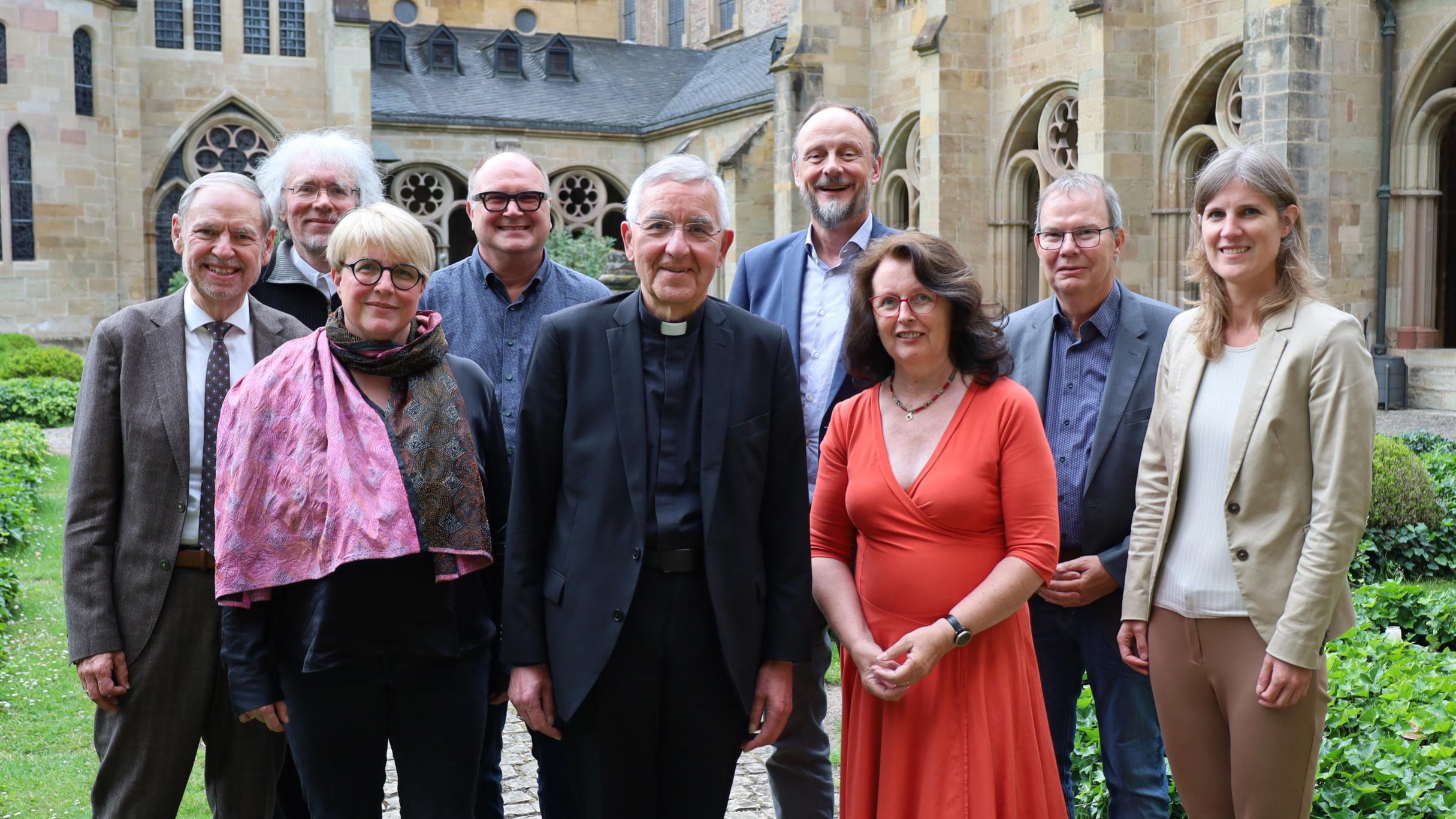 Im Bild v.l.n.r.: Prof. Walter Euler (Katholische Fakultät Trier), Pfr. Martin Birkenhauer, Pfr.in Margarethe Hopf (Evangelische Kirche der Pfalz, Vertreterin der ACK Region Südwest), Pastoralreferent Matthias Olzem, Weihbischof em. Franz-Josef Gebert (Vorsitzender), Landeskirchenrat Markus Schaefer (Vertreter der EKiR), Anna Werle (Ökumenereferentin), Matthias Neff (Geschäftsführer), Dr. Verena Hammes (Geschäftsführerin ACK Deutschland). Nicht im Bild: Pastoralreferentin Dr. Judith Behr, Prof. Annemarie C. Mayer (Katholische Fakultät Trier)