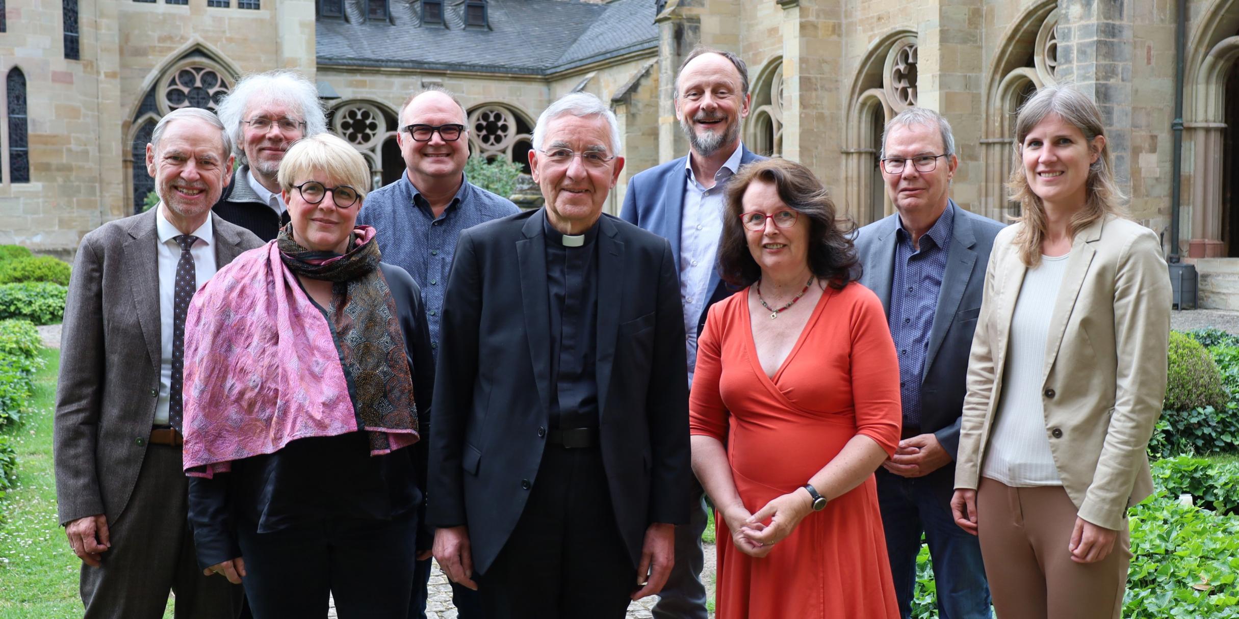 Im Bild v.l.n.r.: Prof. Walter Euler (Katholische Fakultät Trier), Pfr. Martin Birkenhauer, Pfr.in Margarethe Hopf (Evangelische Kirche der Pfalz, Vertreterin der ACK Region Südwest), Pastoralreferent Matthias Olzem, Weihbischof em. Franz-Josef Gebert (Vorsitzender), Landeskirchenrat Markus Schaefer (Vertreter der EKiR), Anna Werle (Ökumenereferentin), Matthias Neff (Geschäftsführer), Dr. Verena Hammes (Geschäftsführerin ACK Deutschland). Nicht im Bild: Pastoralreferentin Dr. Judith Behr, Prof. Annemarie C. Mayer (Katholische Fakultät Trier)