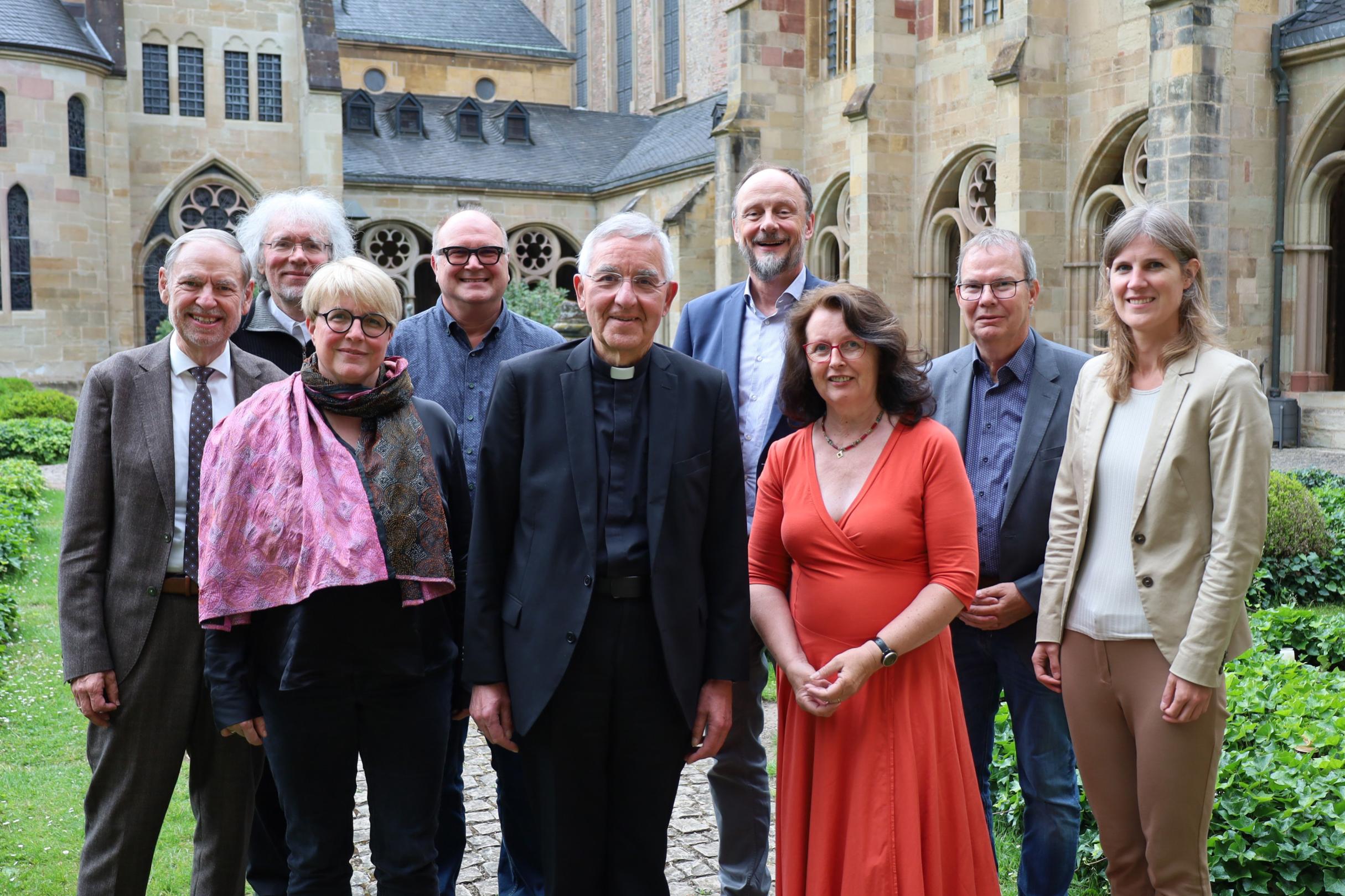 Im Bild v.l.n.r.: Prof. Walter Euler (Katholische Fakultät Trier), Pfr. Martin Birkenhauer, Pfr.in Margarethe Hopf (Evangelische Kirche der Pfalz, Vertreterin der ACK Region Südwest), Pastoralreferent Matthias Olzem, Weihbischof em. Franz-Josef Gebert (Vorsitzender), Landeskirchenrat Markus Schaefer (Vertreter der EKiR), Anna Werle (Ökumenereferentin), Matthias Neff (Geschäftsführer), Dr. Verena Hammes (Geschäftsführerin ACK Deutschland). Nicht im Bild: Pastoralreferentin Dr. Judith Behr, Prof. Annemarie C. Mayer (Katholische Fakultät Trier)