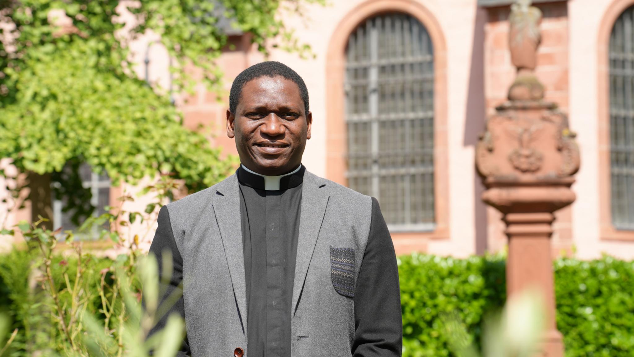 Francis Okeke im Pfarrgarten von St. Markus in Wittlich.