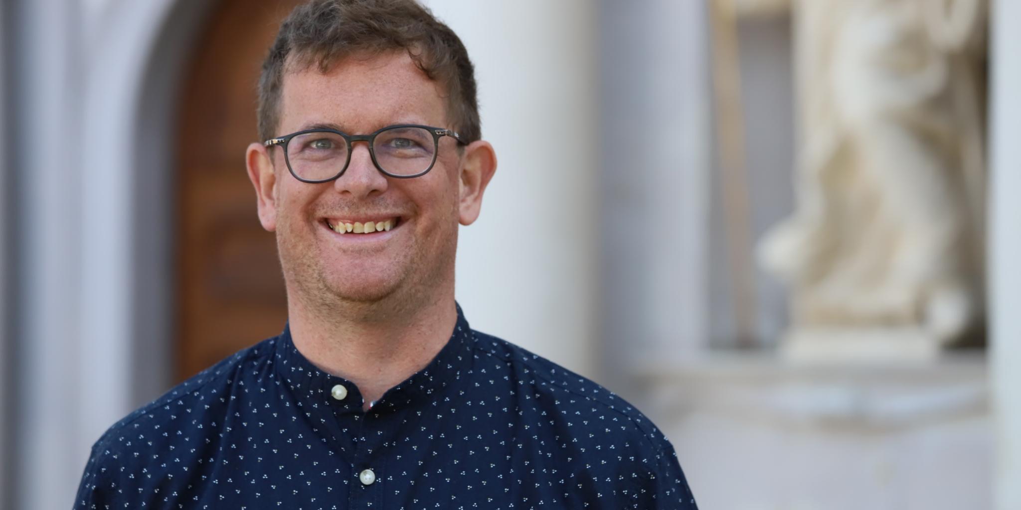 Oliver Serwas schaut in die Kamera. (c) Simone Bastreri Oliver Serwas schaut in die Kamera.