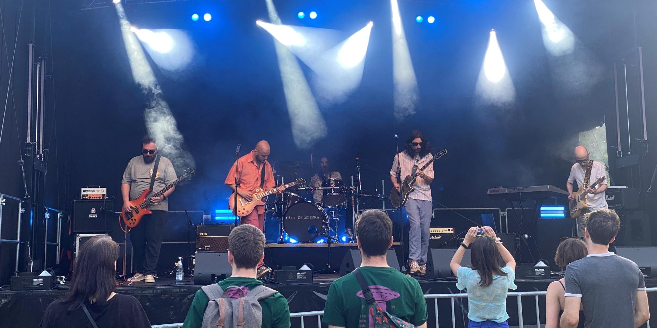 Die georgische Band 'On the Road' aus Tbilissi spielt bei der Rockwiese.