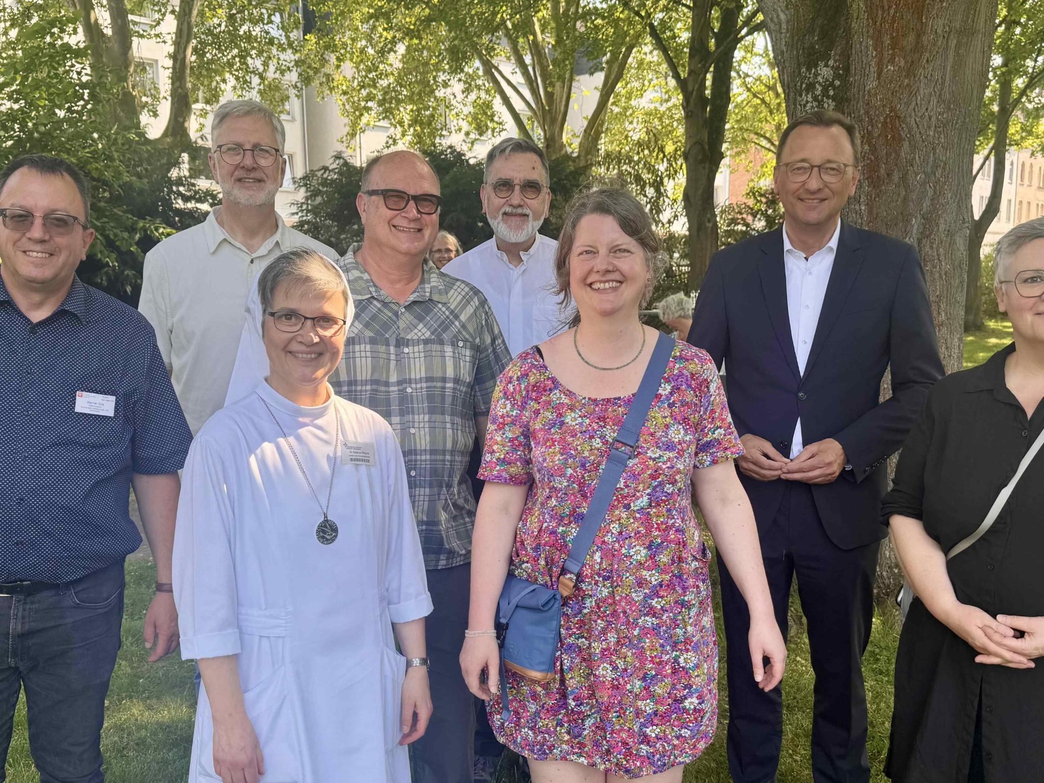 Die Begegnungsoase am Klinikum Marienhof ist durch die Zusammenarbeit des Katholischen Klinikums Koblenz Montabaur, der Schwestern vom Heiligen Geist, des Pastoralen Raums Koblenz, der Katholischen Familienbildungsstätte Koblenz und dem Solidaritätsnetzes des Bistums Trier realisiert worden.