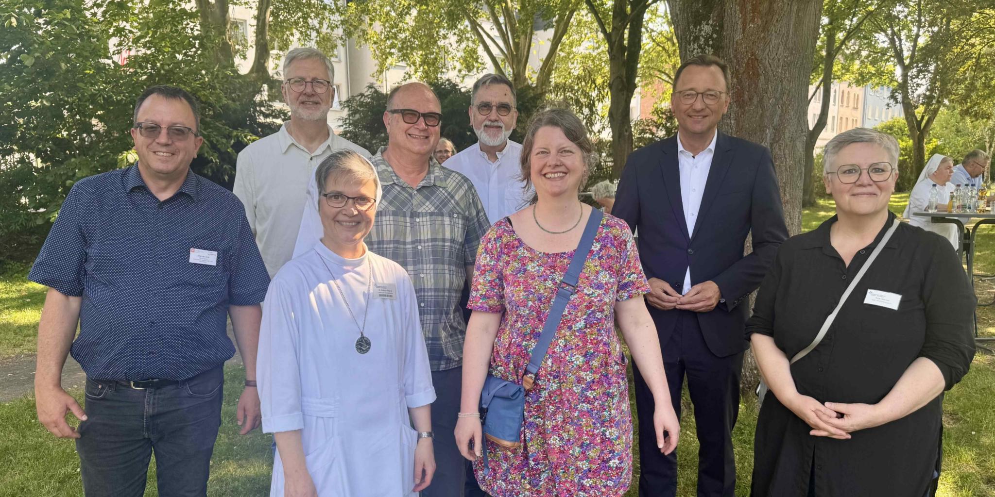 Die Begegnungsoase am Klinikum Marienhof ist durch die Zusammenarbeit des Katholischen Klinikums Koblenz Montabaur, der Schwestern vom Heiligen Geist, des Pastoralen Raums Koblenz, der Katholischen Familienbildungsstätte Koblenz und dem Solidaritätsnetzes des Bistums Trier realisiert worden.