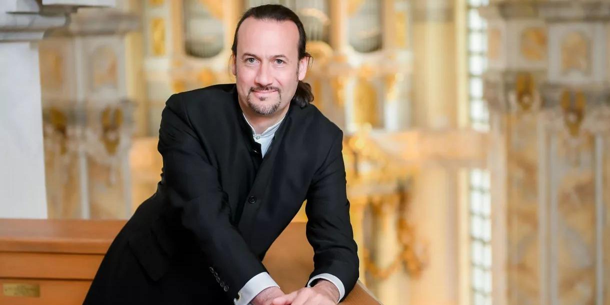 Portraitbild von Organist Matthias Grünert.