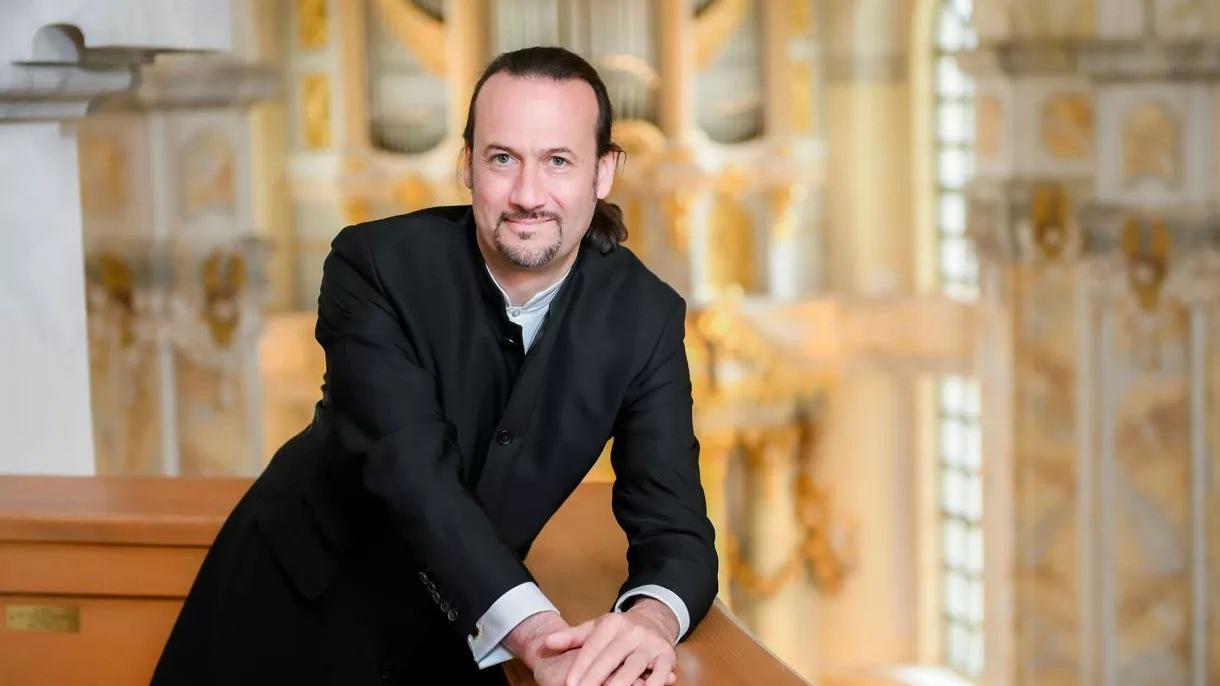 Portraitbild von Organist Matthias Grünert.