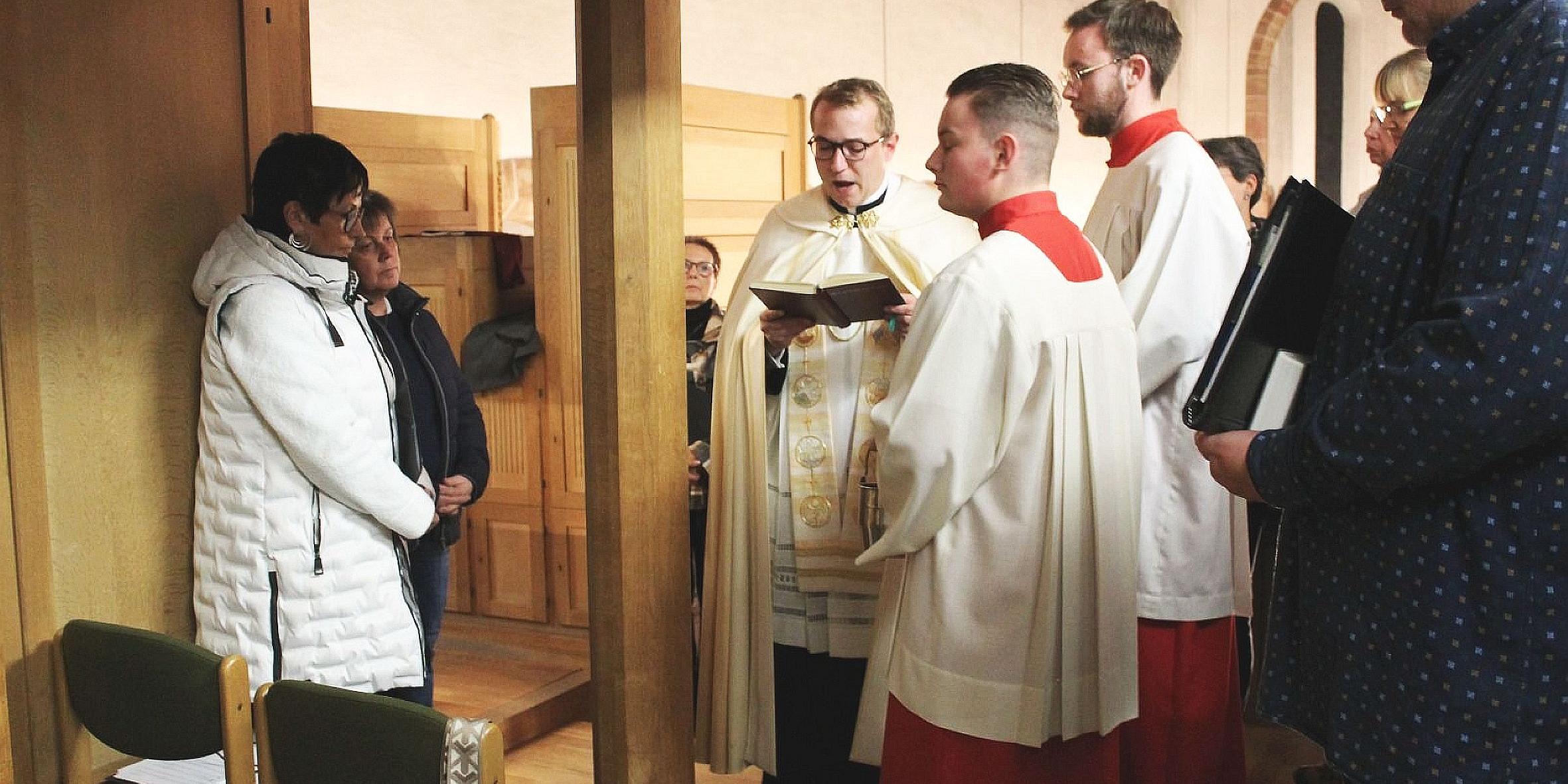 Ortspfarrer Christian Kossmann mit Messdienern und Besuchern der Andacht beim Segnen des Orgelregisters.