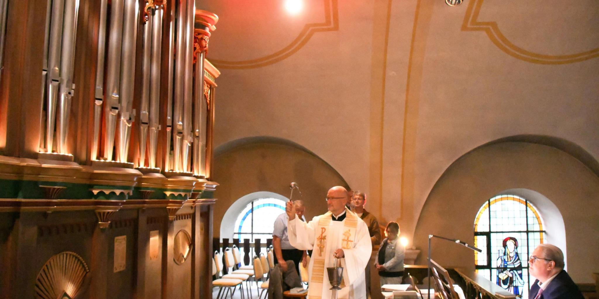 Dekan Olaf Harig segnet die grundsanierte Orgel in der Kirche St. Peter und Paul in Nalbach.