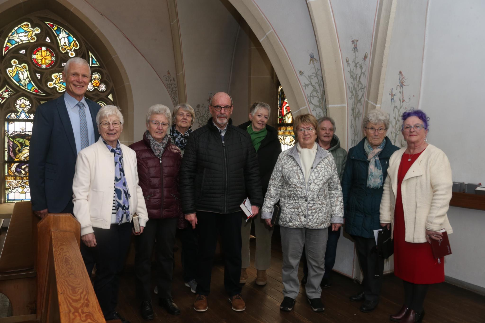 Eine Gruppe von Menschen schaut in die Kamera.