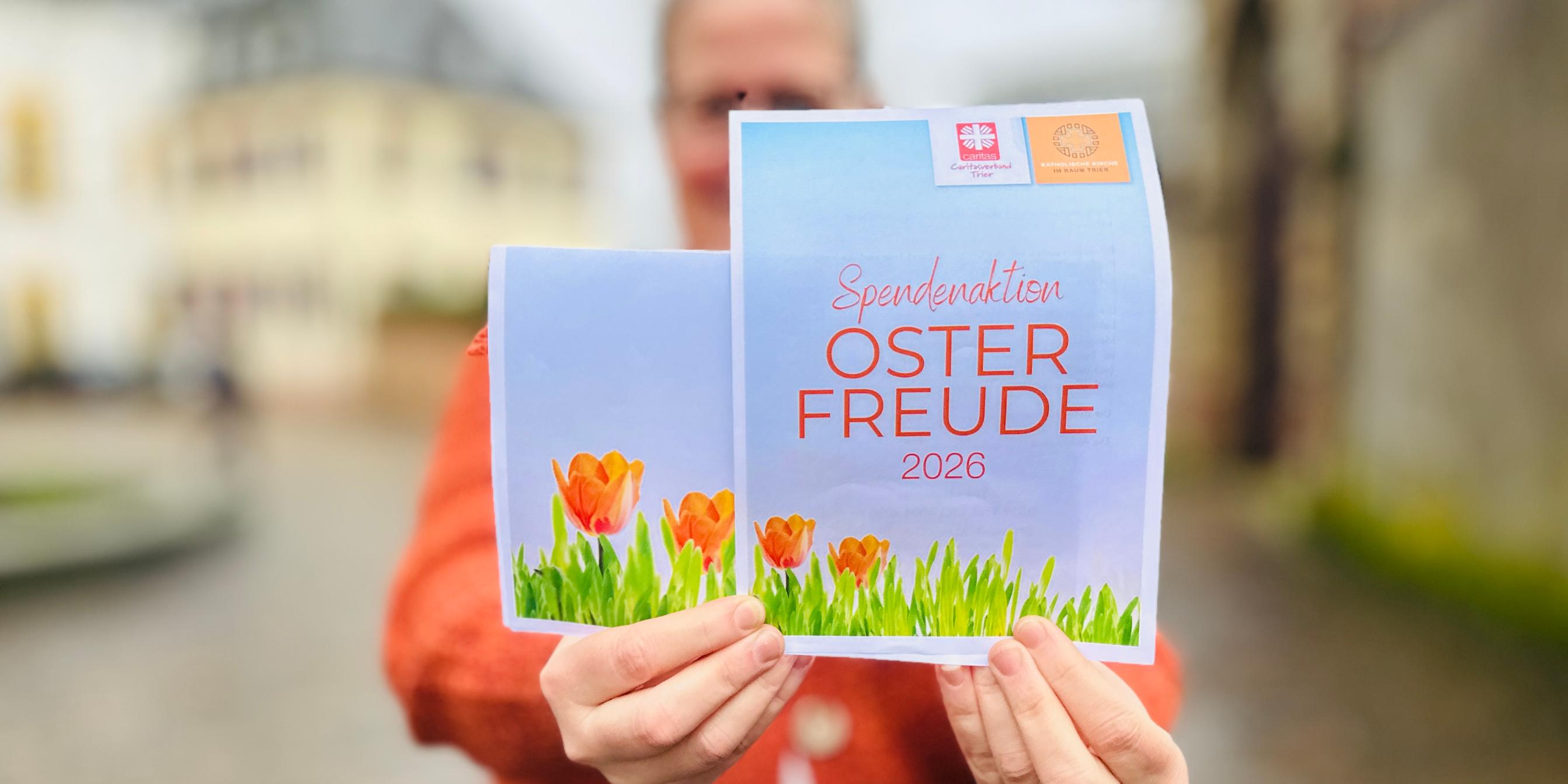 Das Foto zeigt einen Flyer mit Blumen, auf dem Werbung für die Osterfreude gemacht wird.